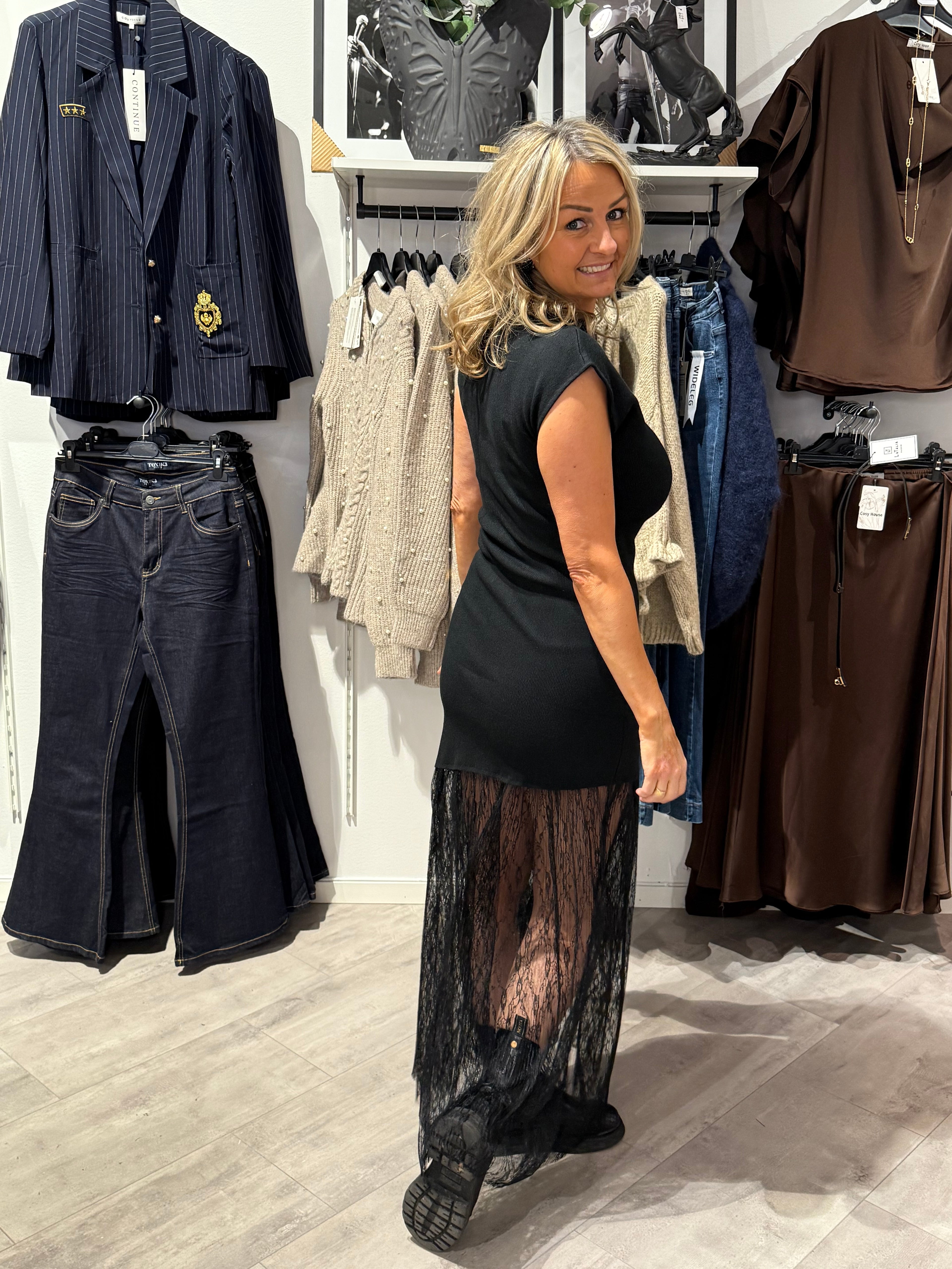 Saga lace Maxi dress - black