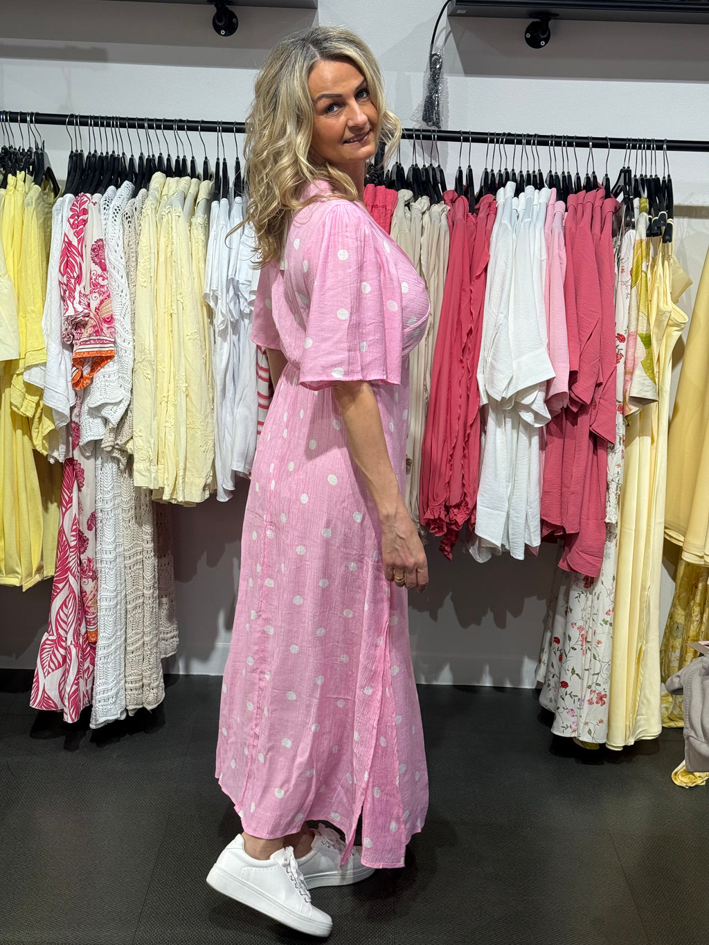 Klänning crepe prickar rosa