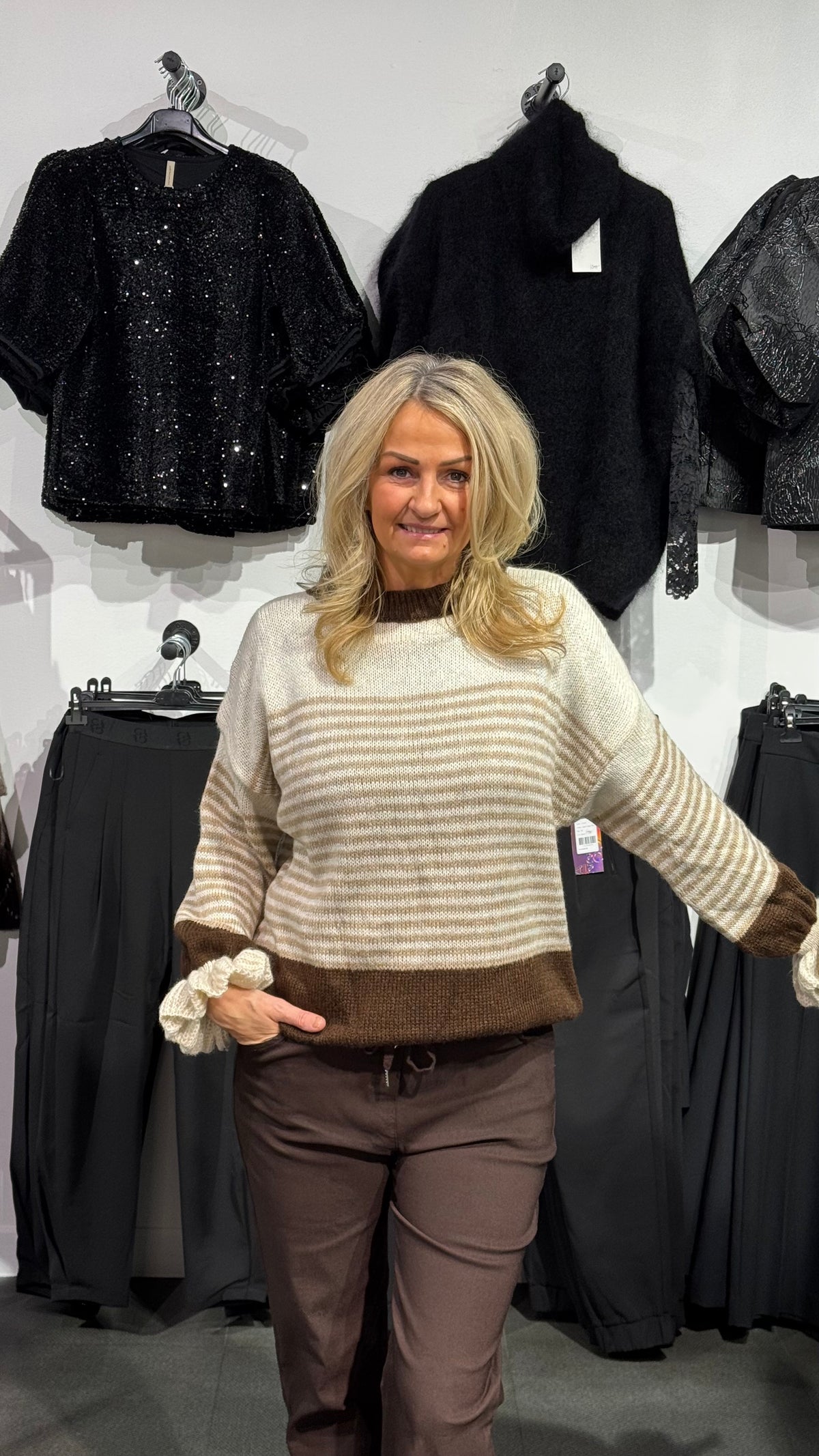 Randig tröja med volang - beige