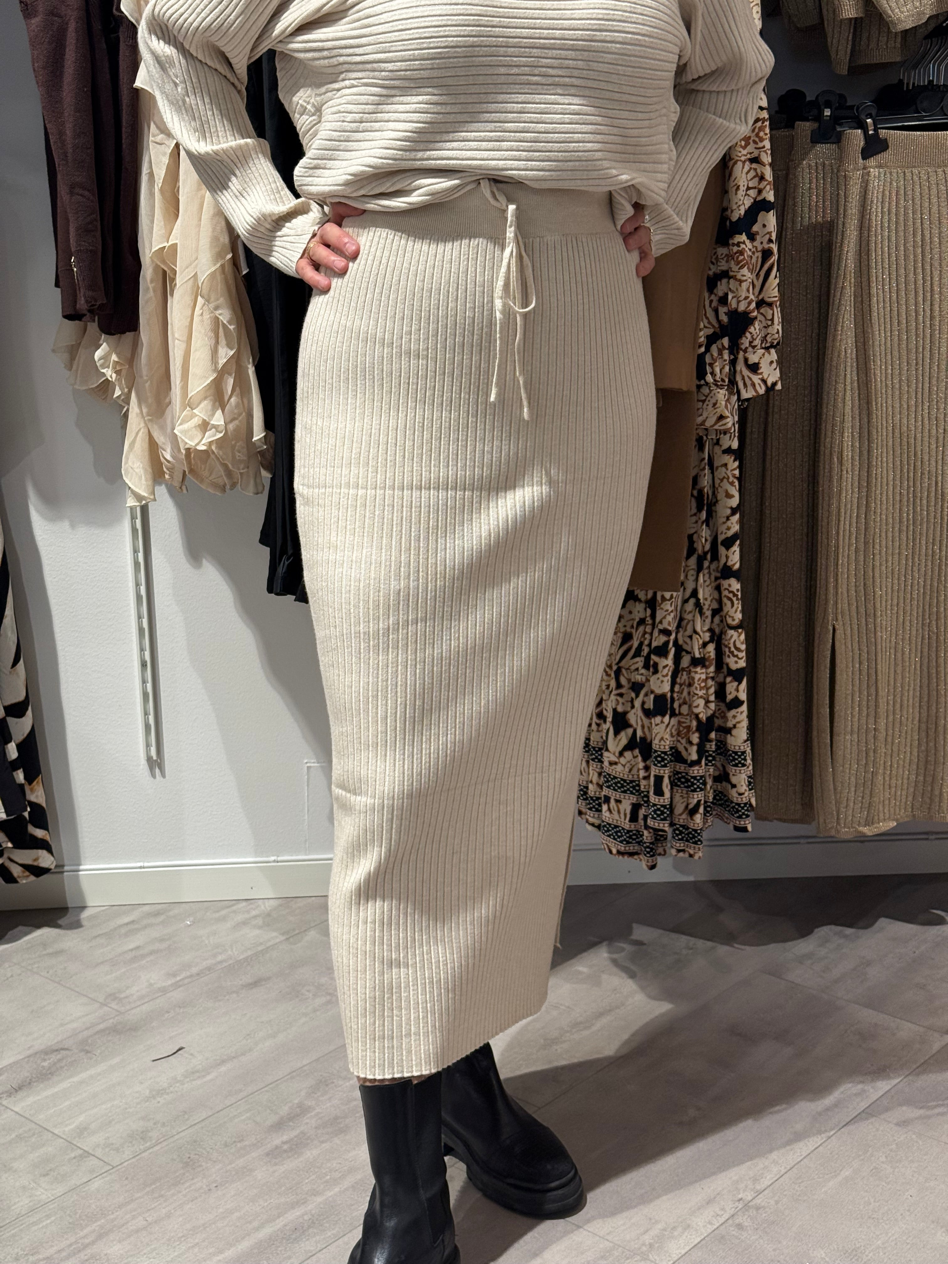 Wilma stickad kjol beige