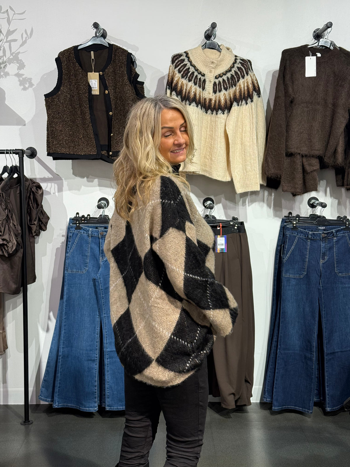 LONG KNITTED SWEATER - Black/beige