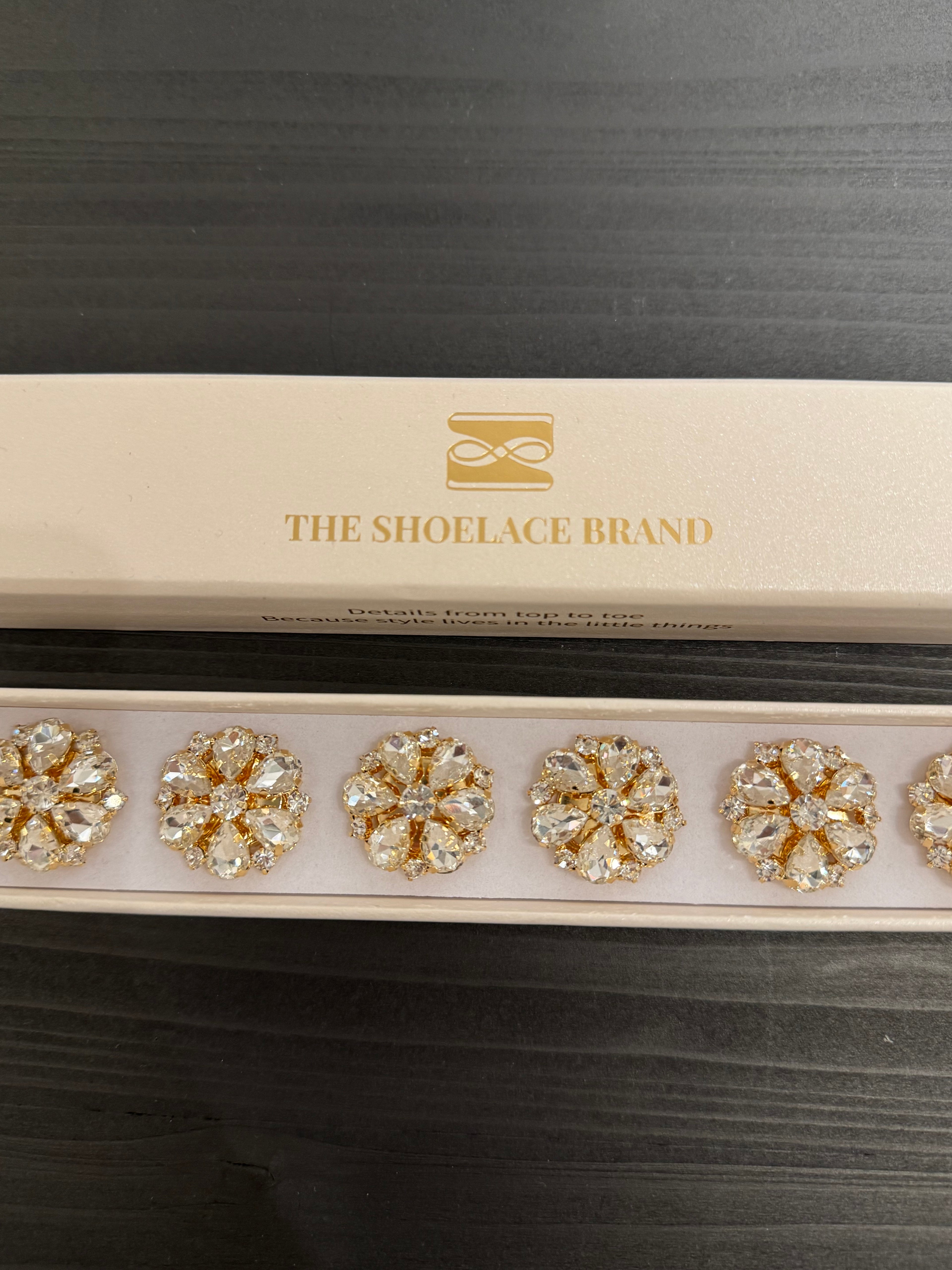 Skjortknapp- blomma guld