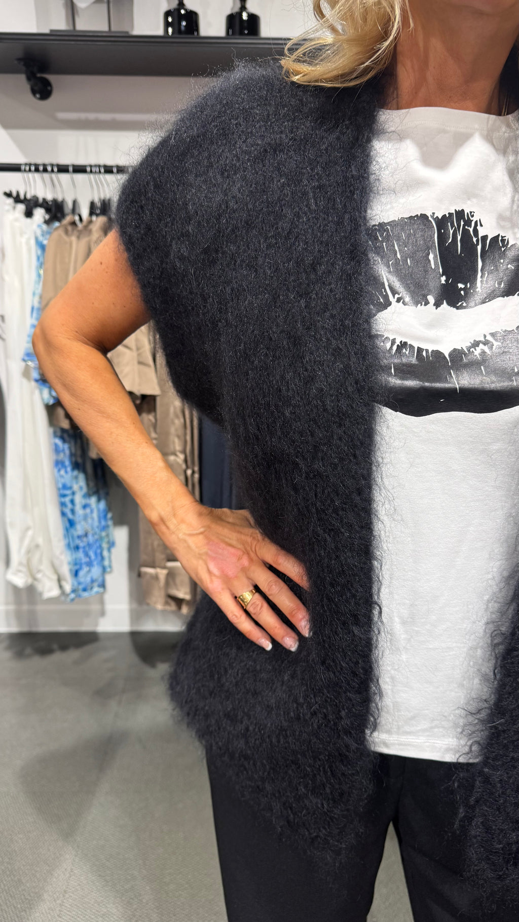 MOHAIR VEST - BLACK