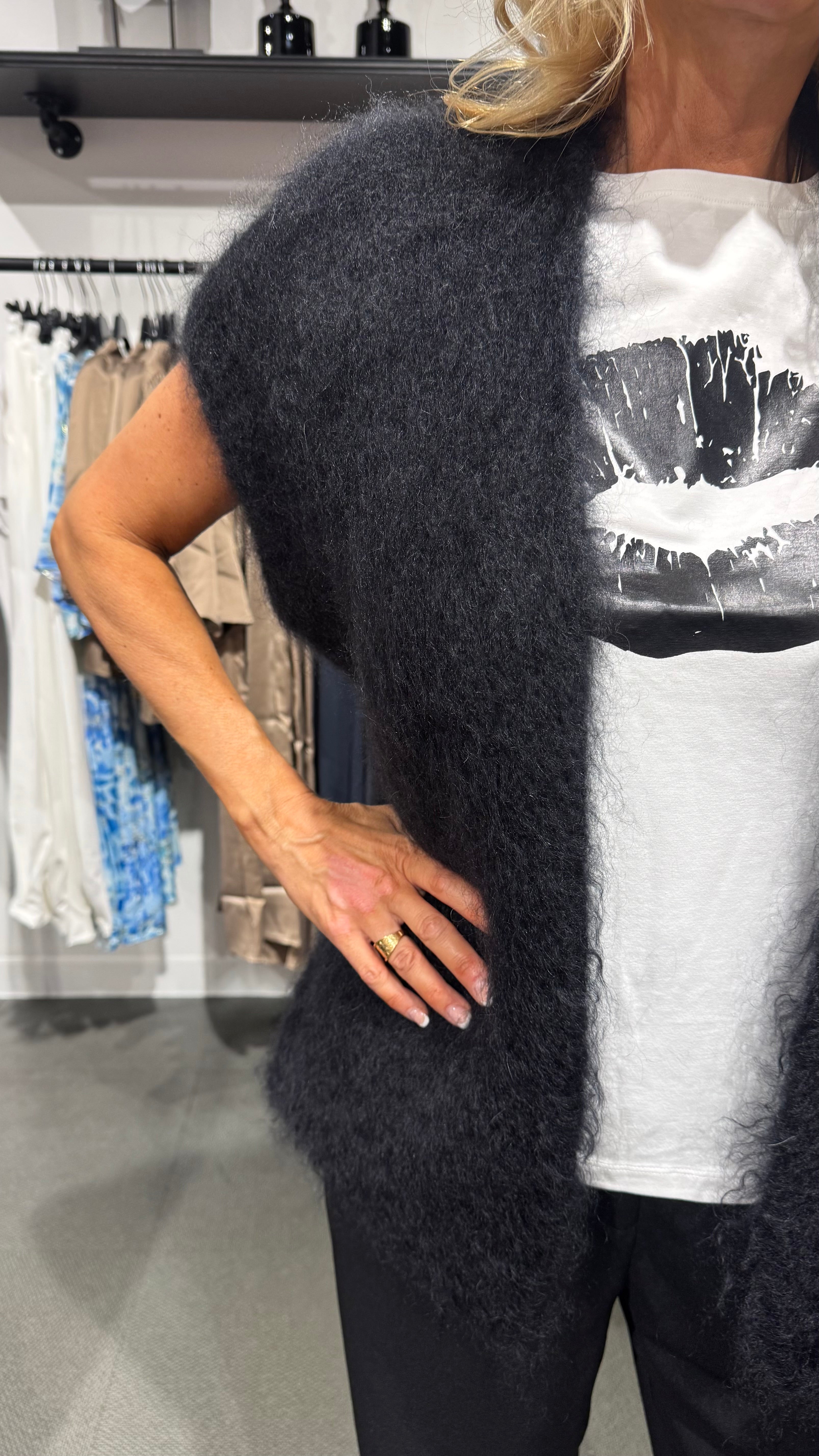 MOHAIR VEST - BLACK