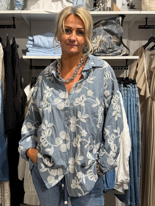Skjorta med broderade blommor blå
