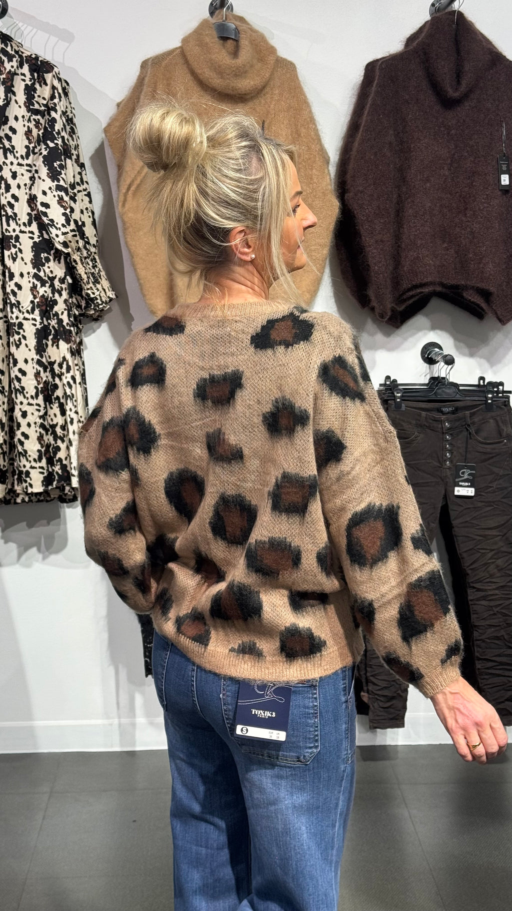 Stickad tröja - leo