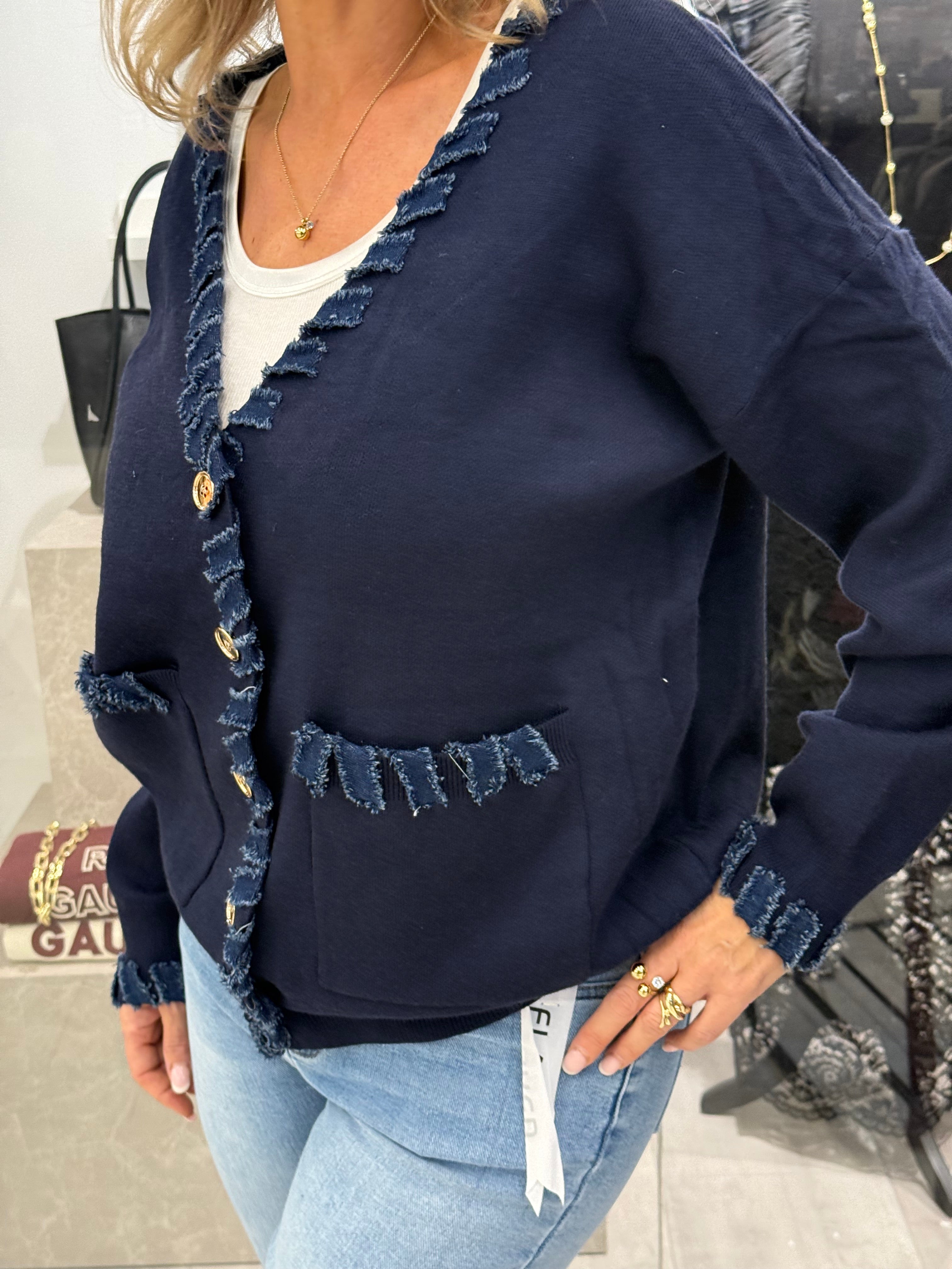 Blå stickad kofta- jeans detaljer