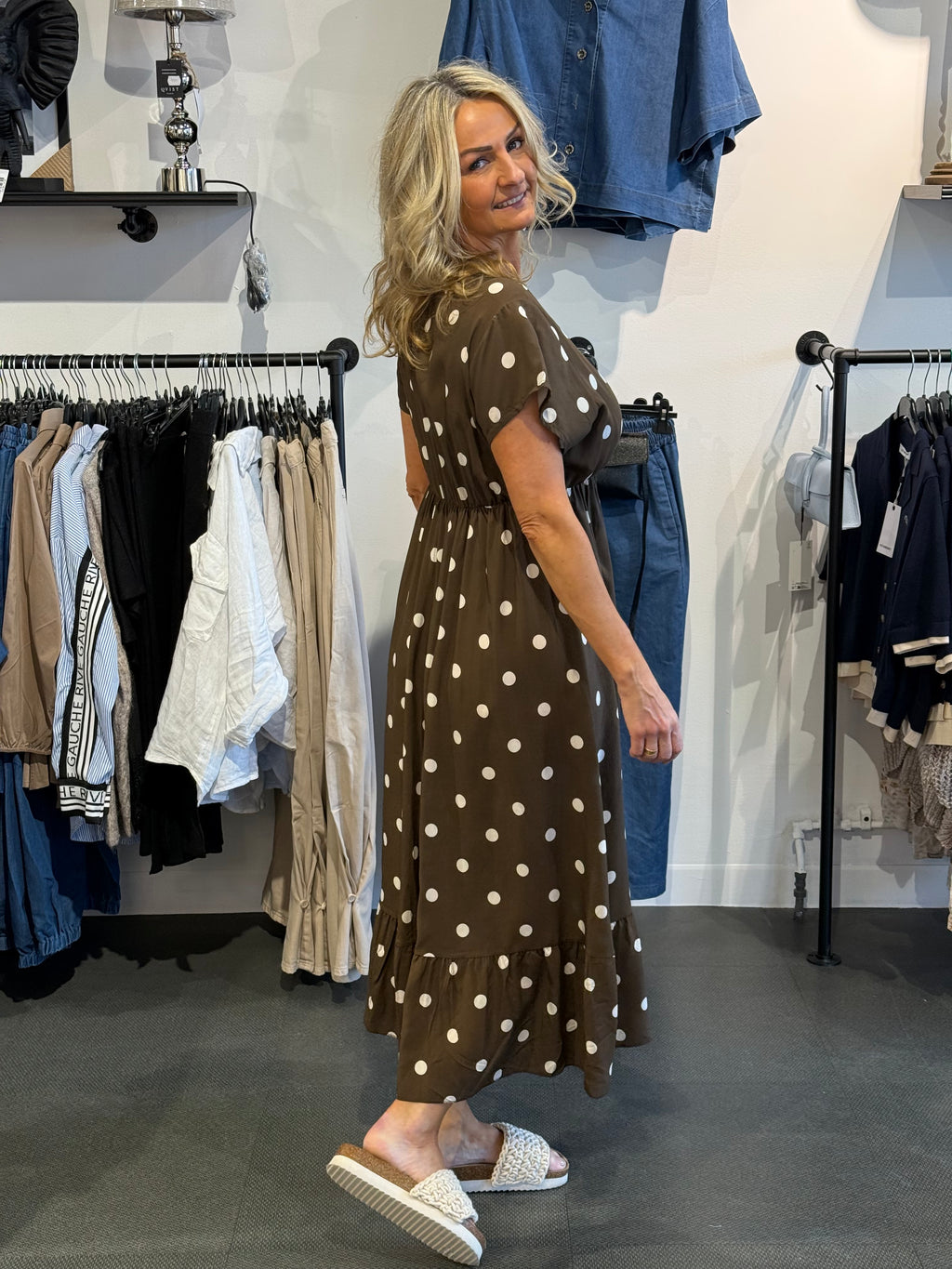 Klänning Camilla - prickar brun