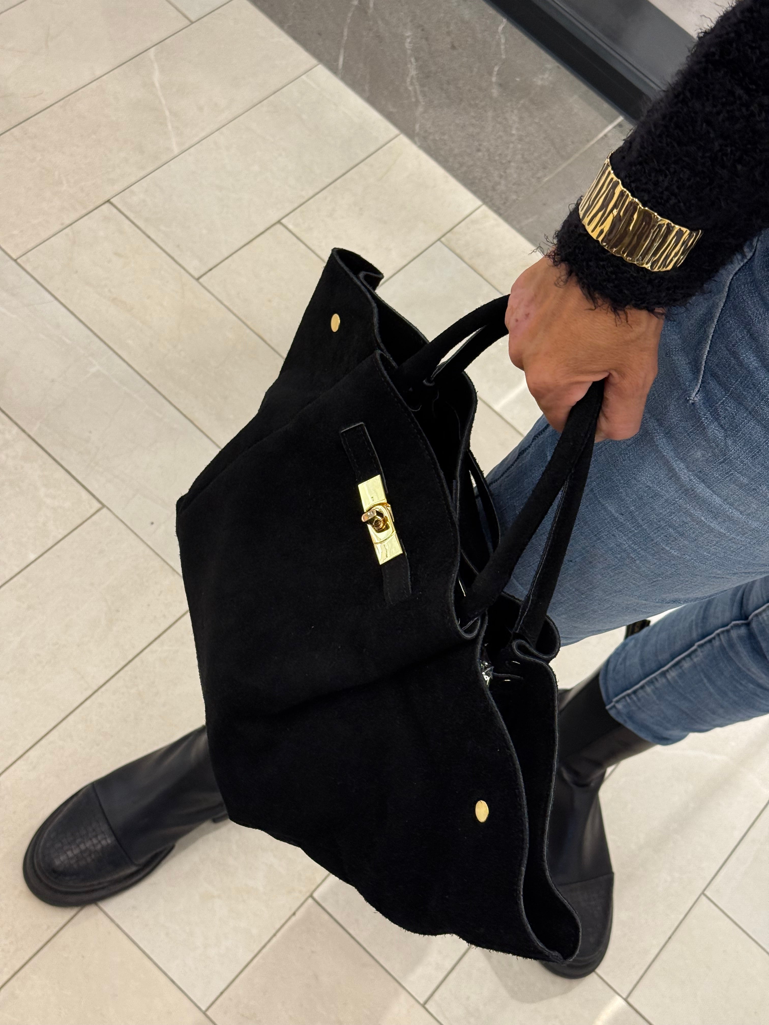 Mocka väska med guldspänne svart