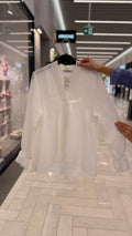 V-ringad blus med volang - vit