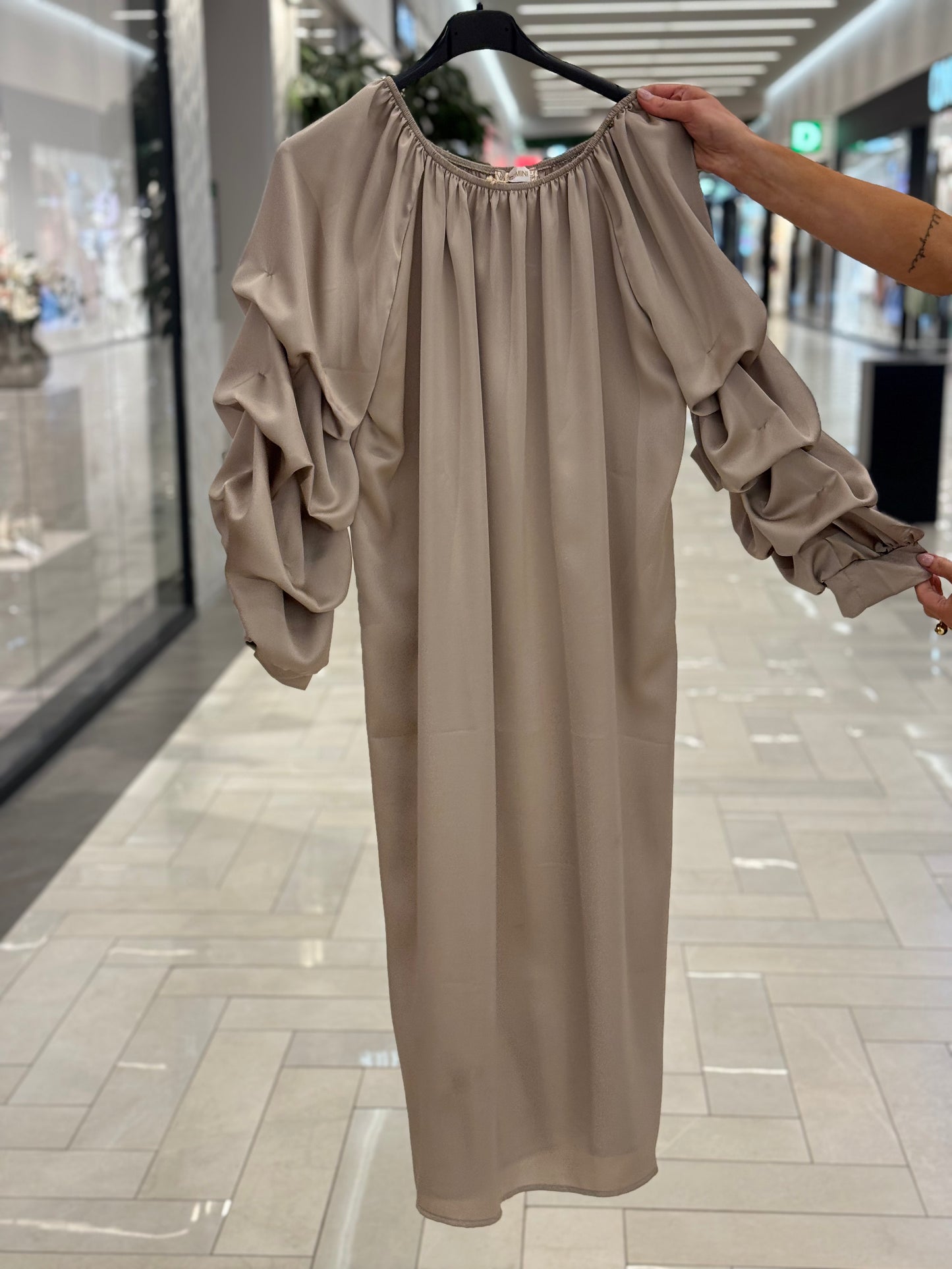 Raya klänning taupe