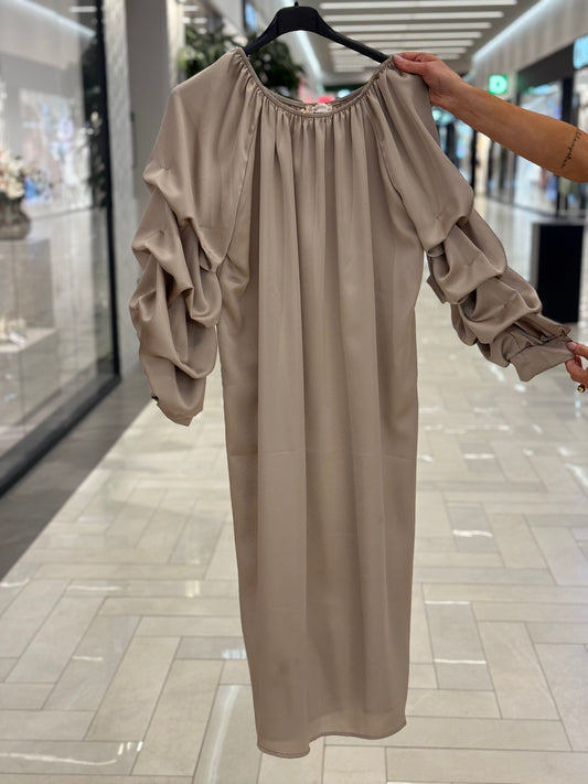 Raya klänning taupe