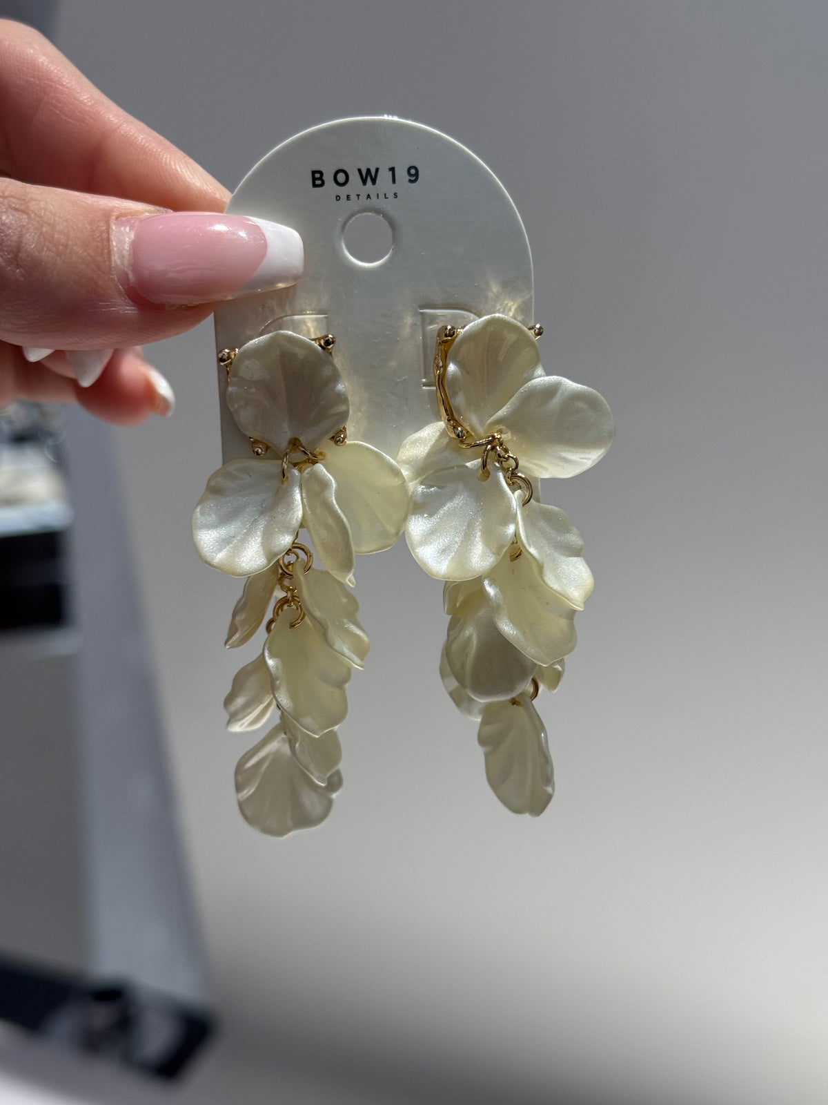 Shell Leaf Earrings Pearl White