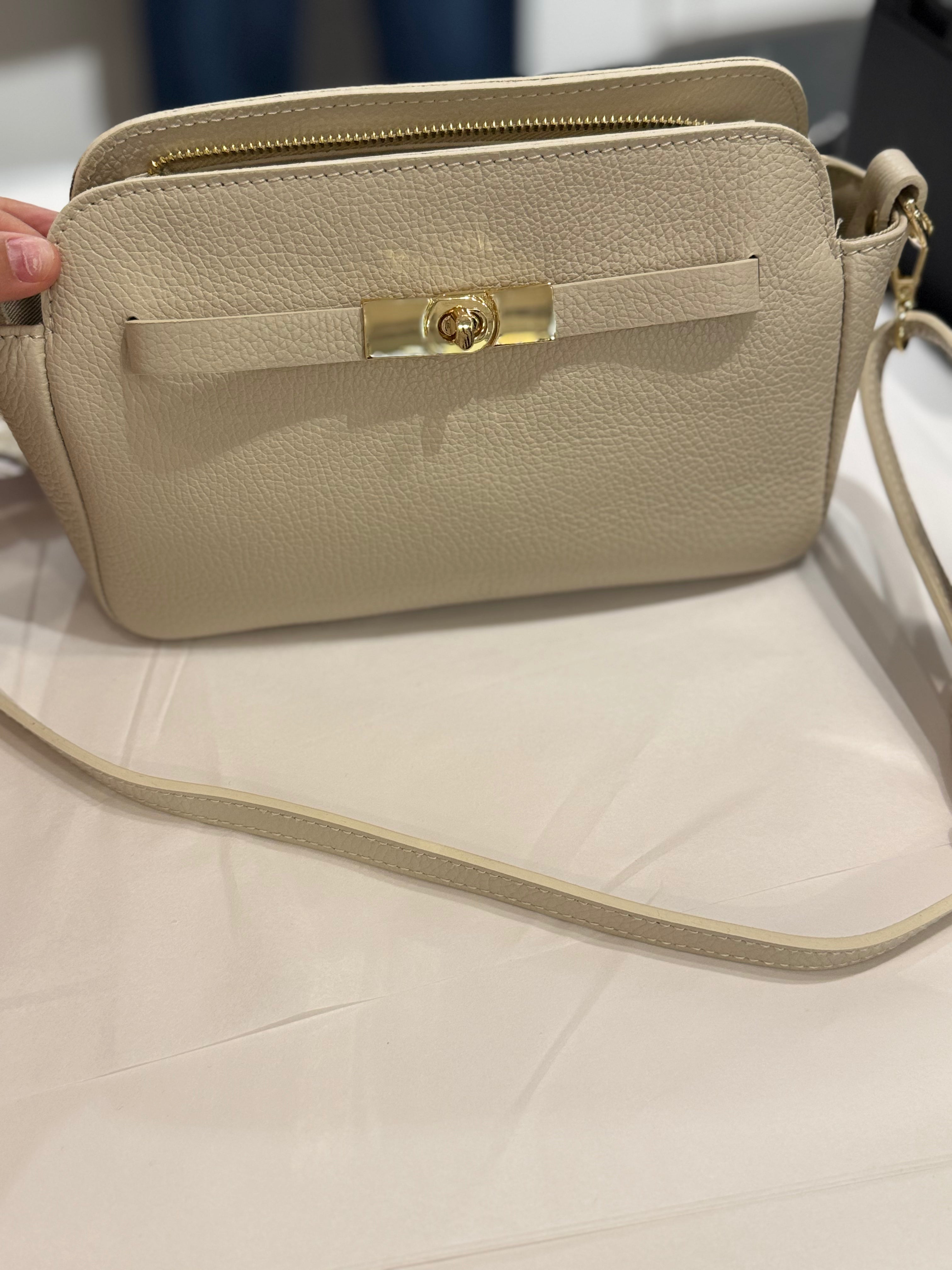 Beige väska med guld detaljer