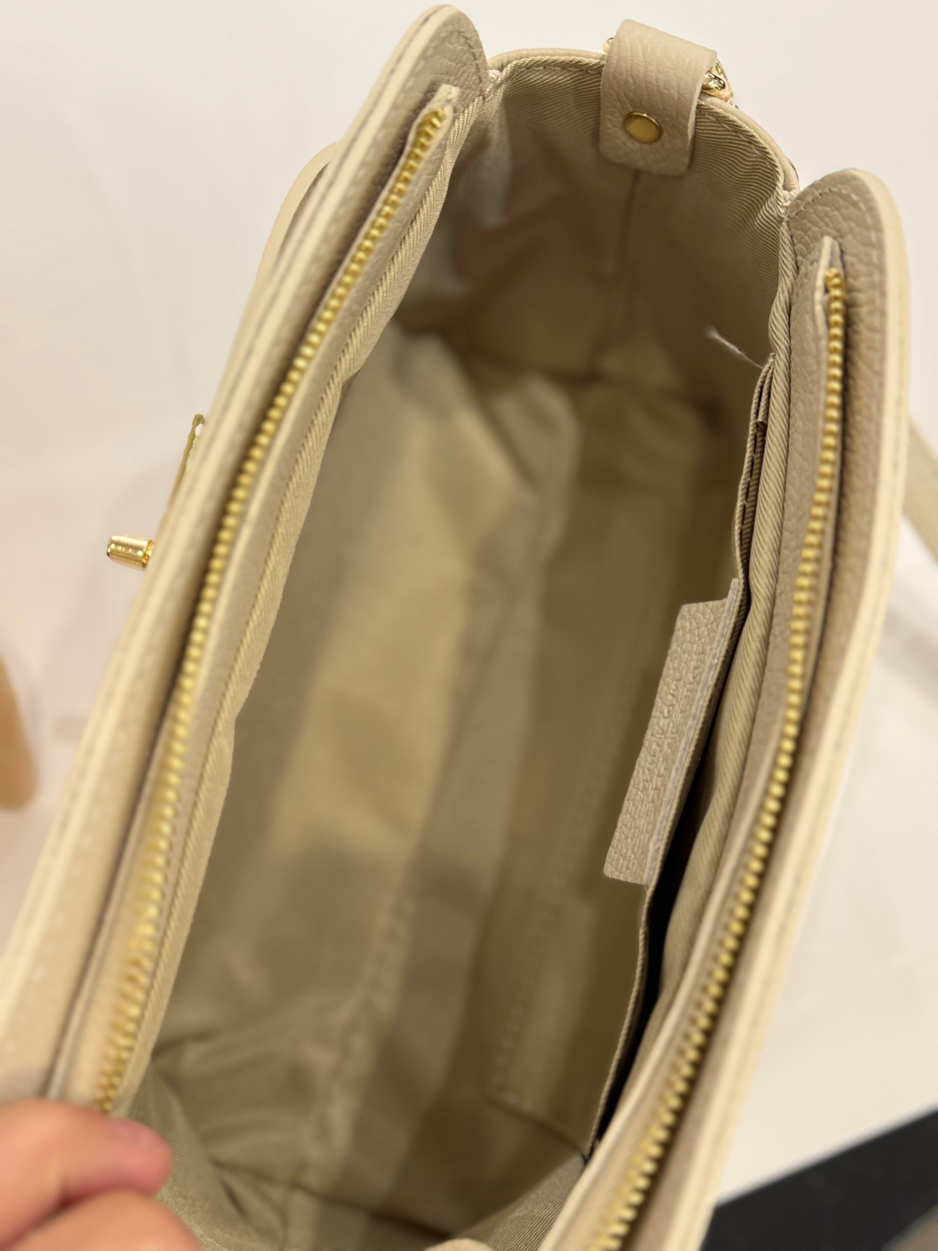 Beige väska med guld detaljer