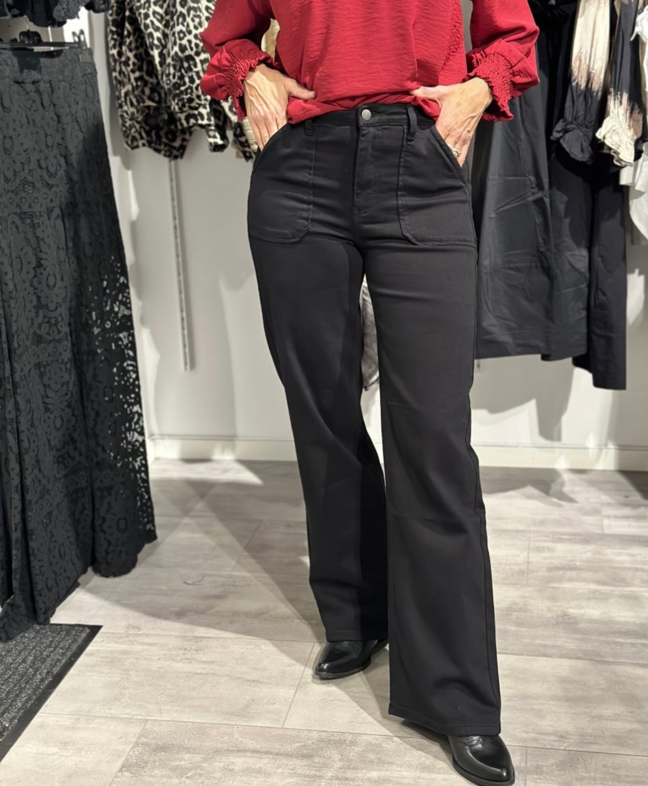 Straight leg jeans, black