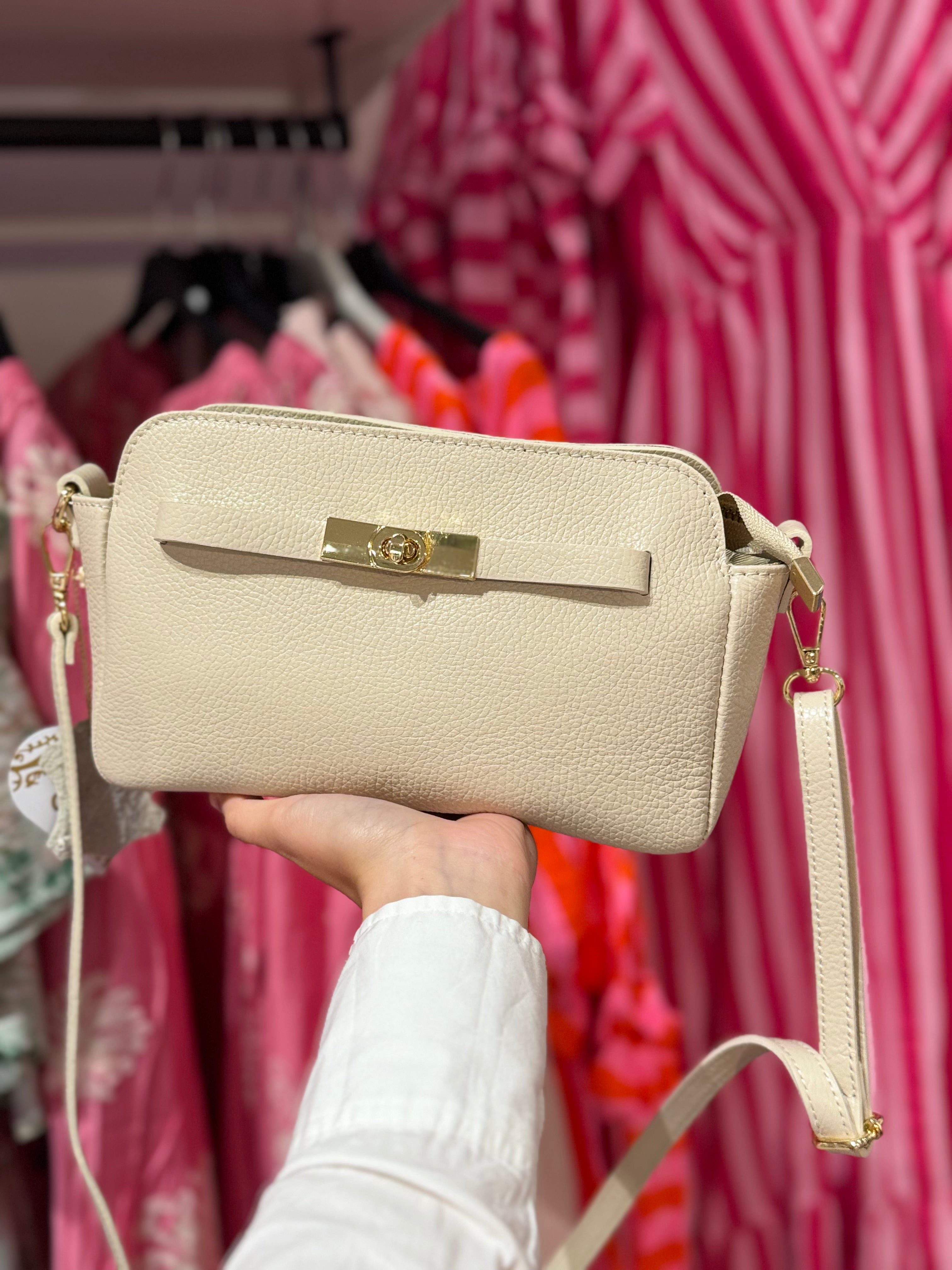 Beige väska med guld detaljer