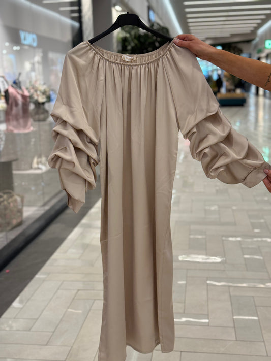 Raya klänning beige