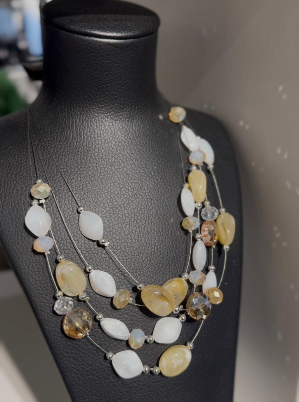 Halsband stenar - beige