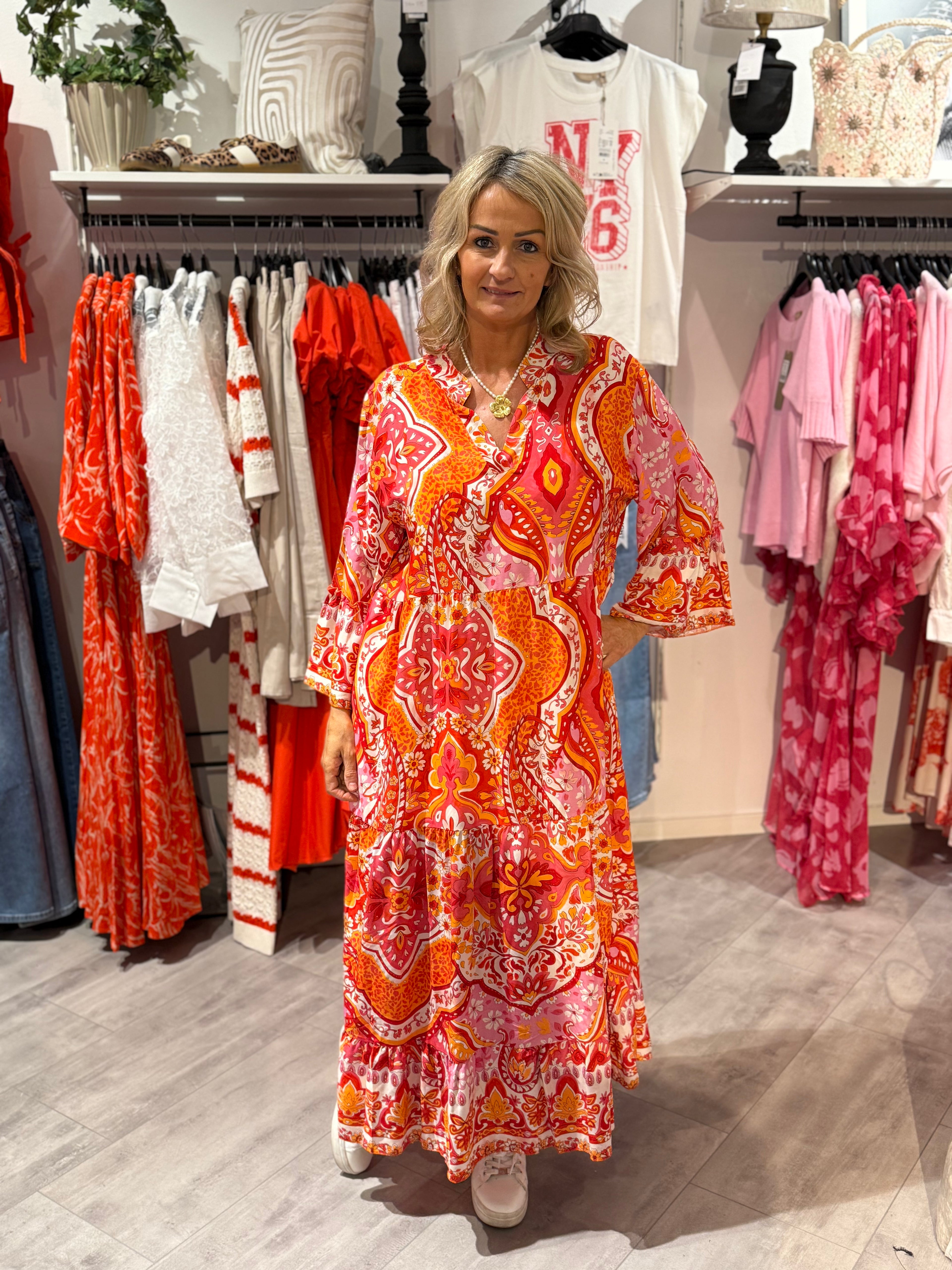 Rymlig mönstrad klänning orange