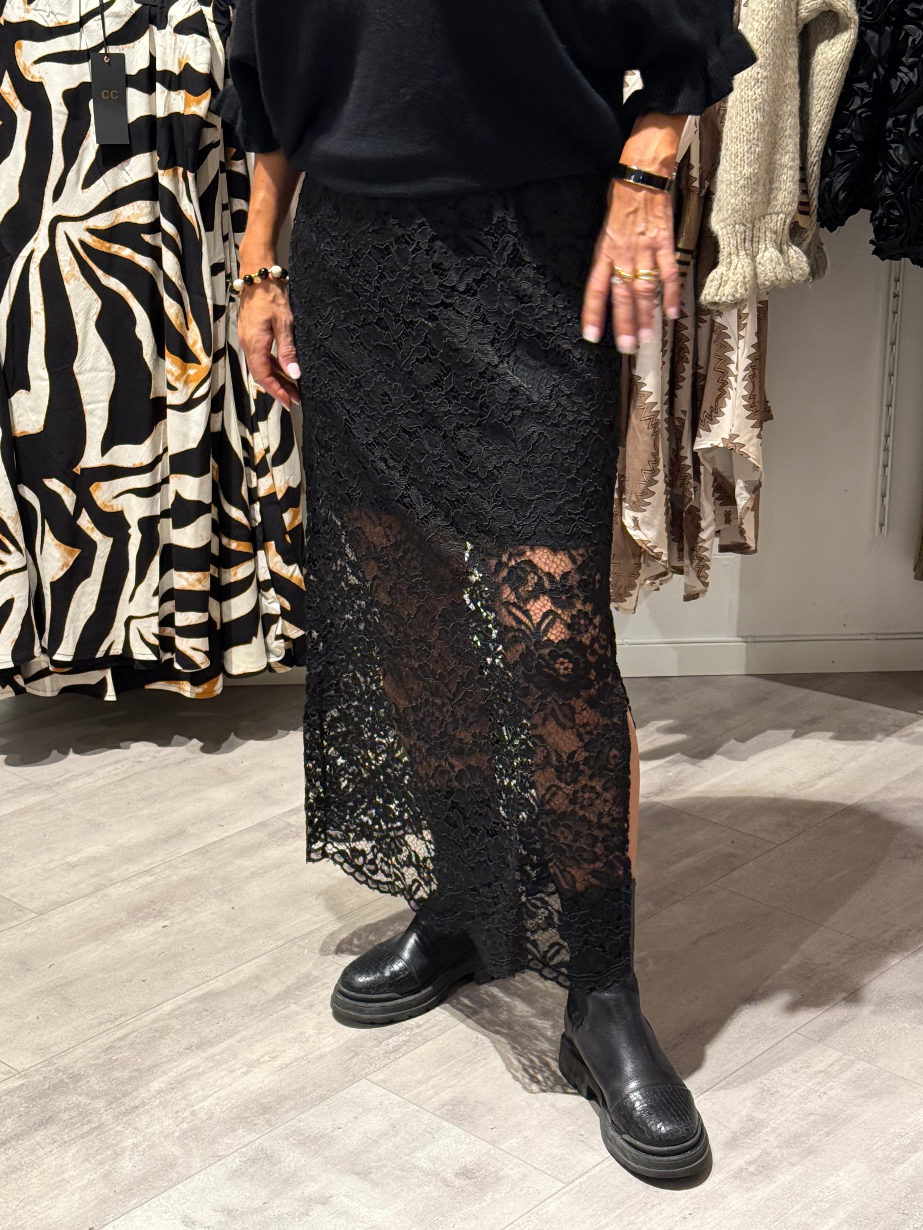 SHIRLEY LACE SKIRT BLACK