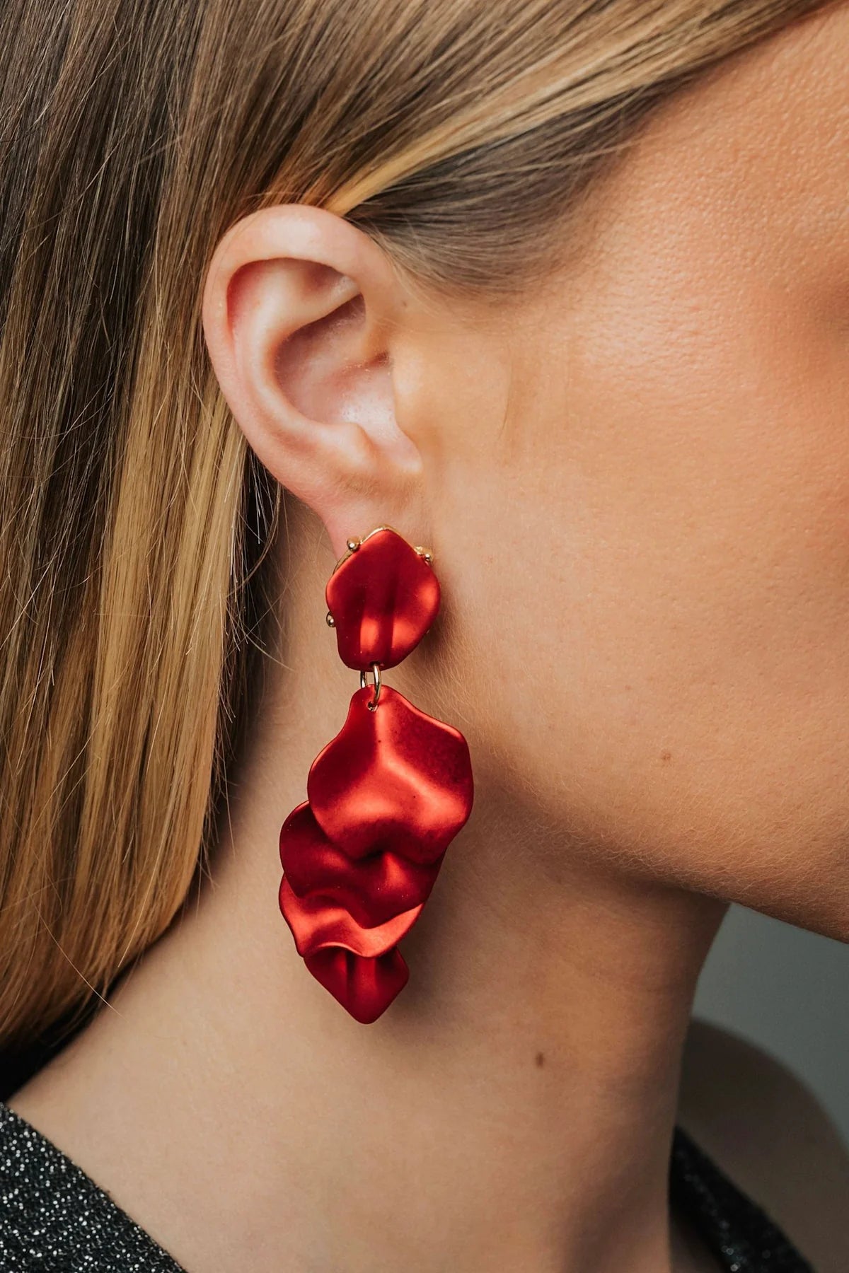 LEAF EARRINGS METALLIC WINE RED