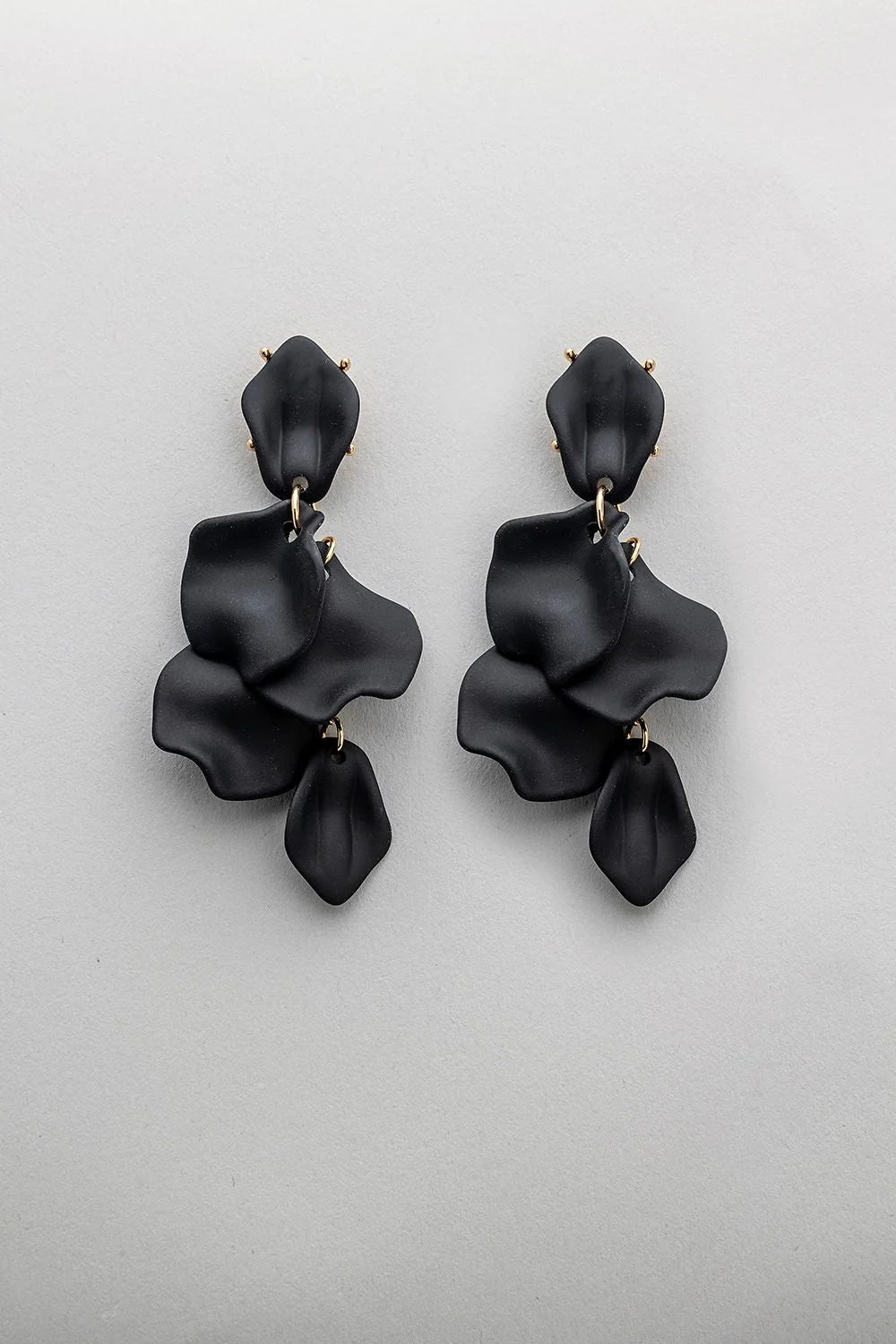 LEAF EARRINGS BLACK MATT