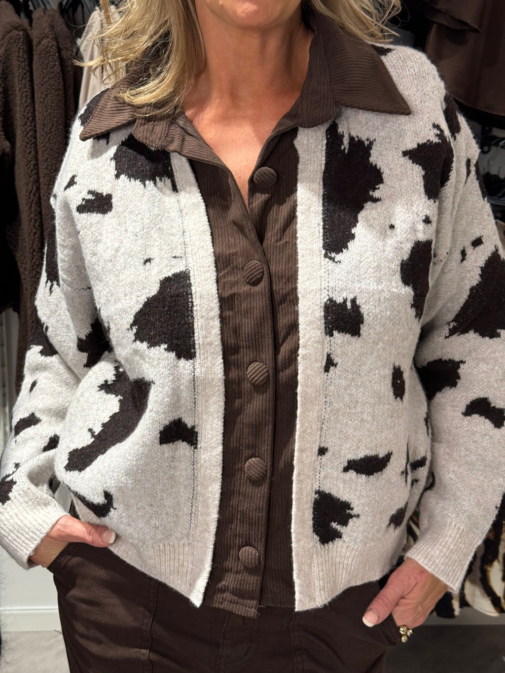 Stickad kofta - manchester cow