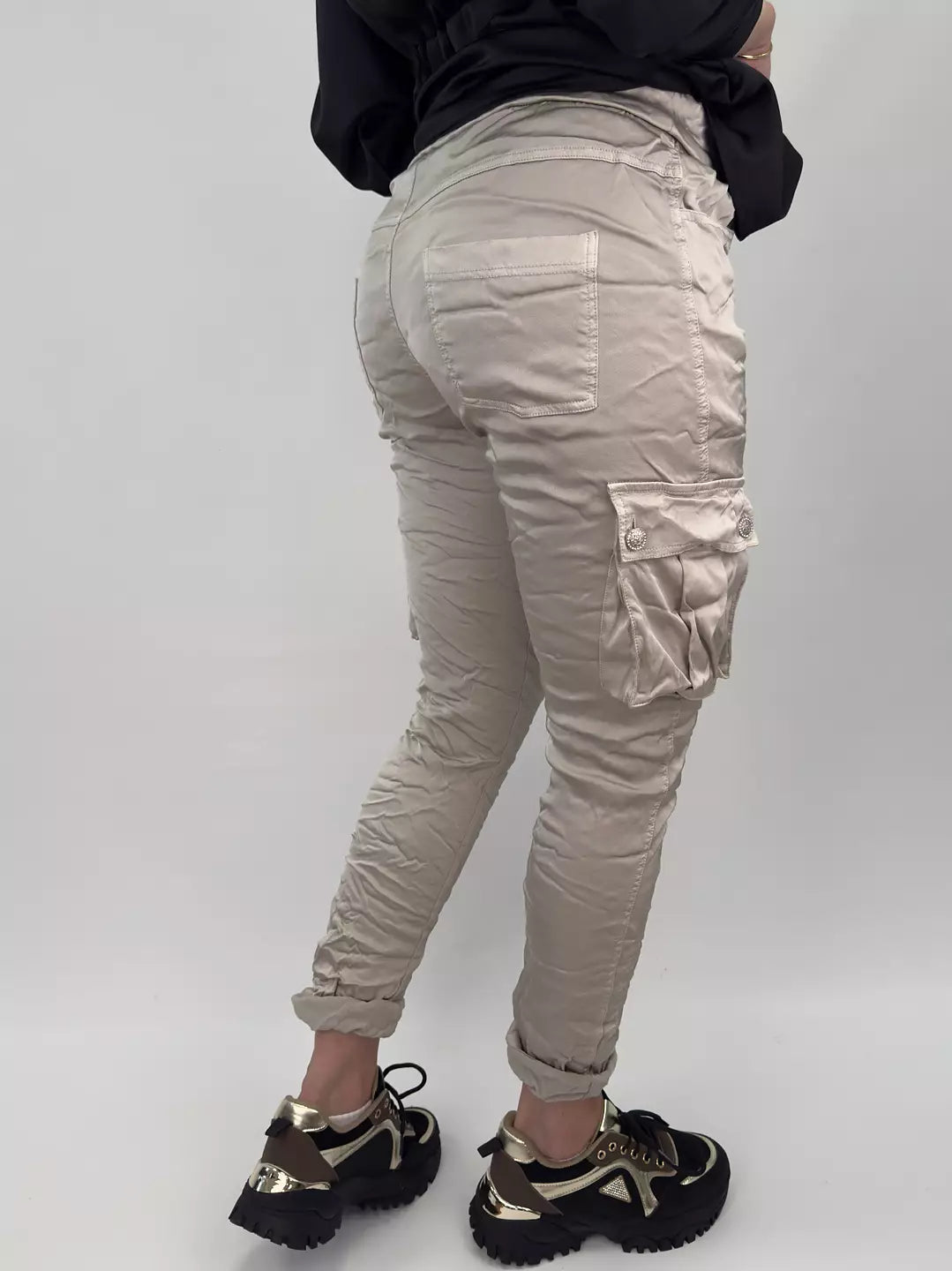 Glossy cargo pants with pockets beige