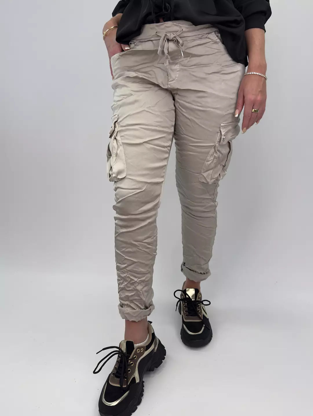 Glossy cargo pants with pockets beige