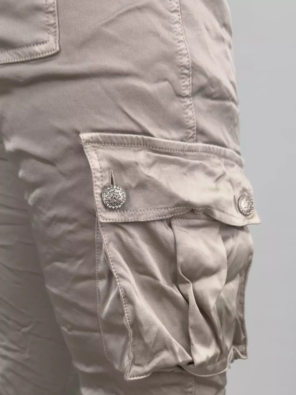 Glossy cargo pants with pockets beige
