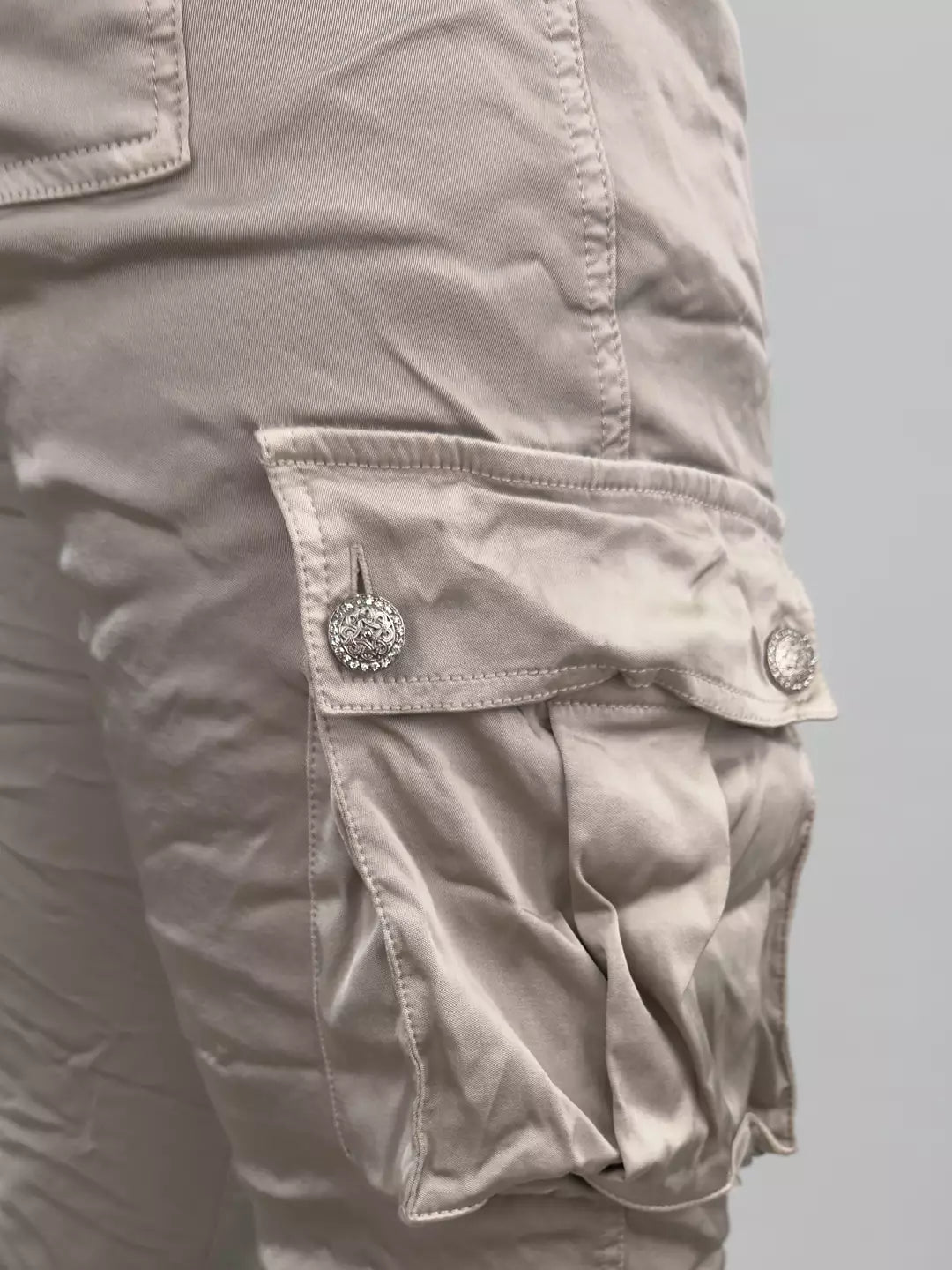 Glossy cargo pants with pockets beige