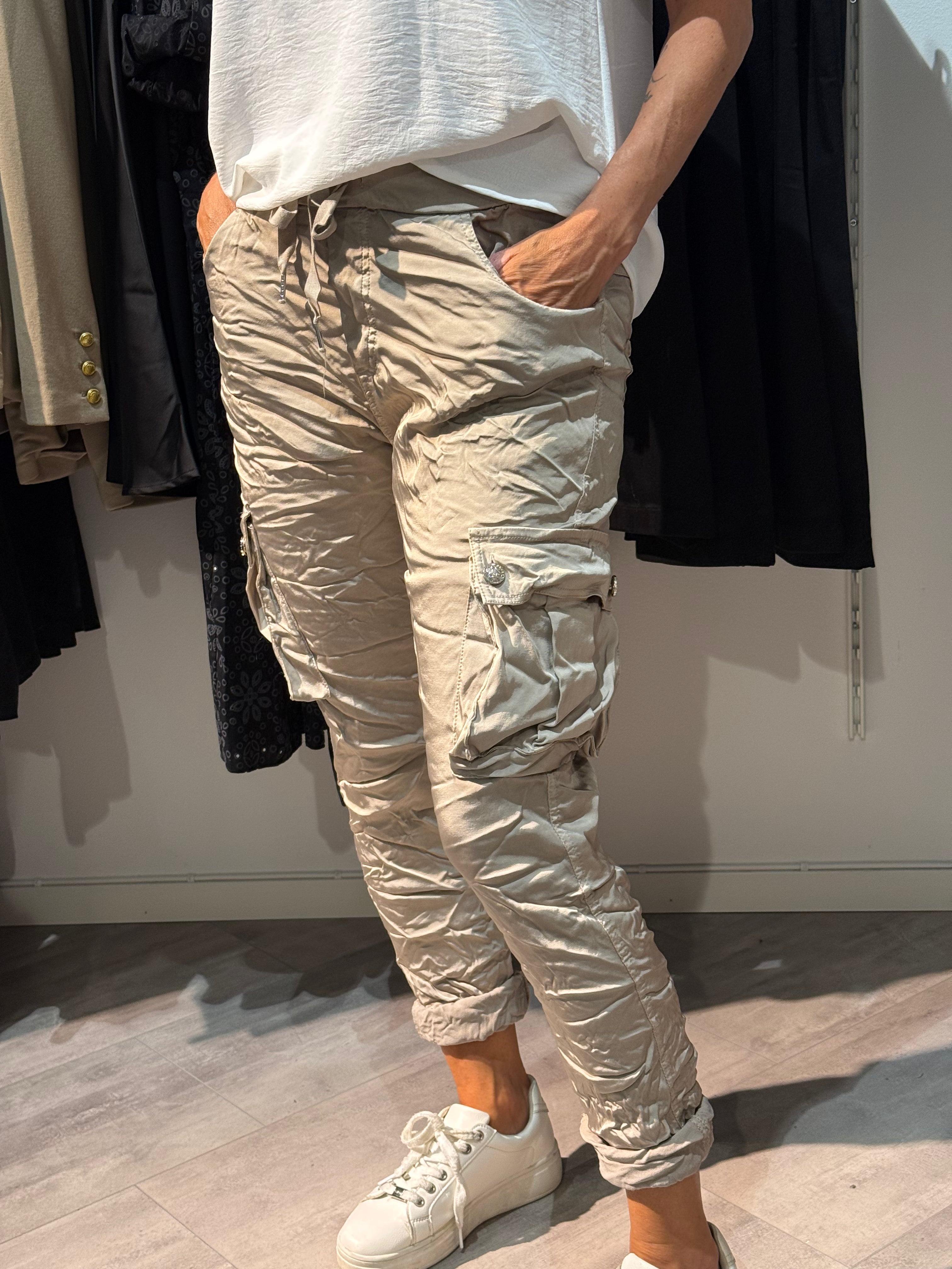Glossy cargo pants with pockets beige