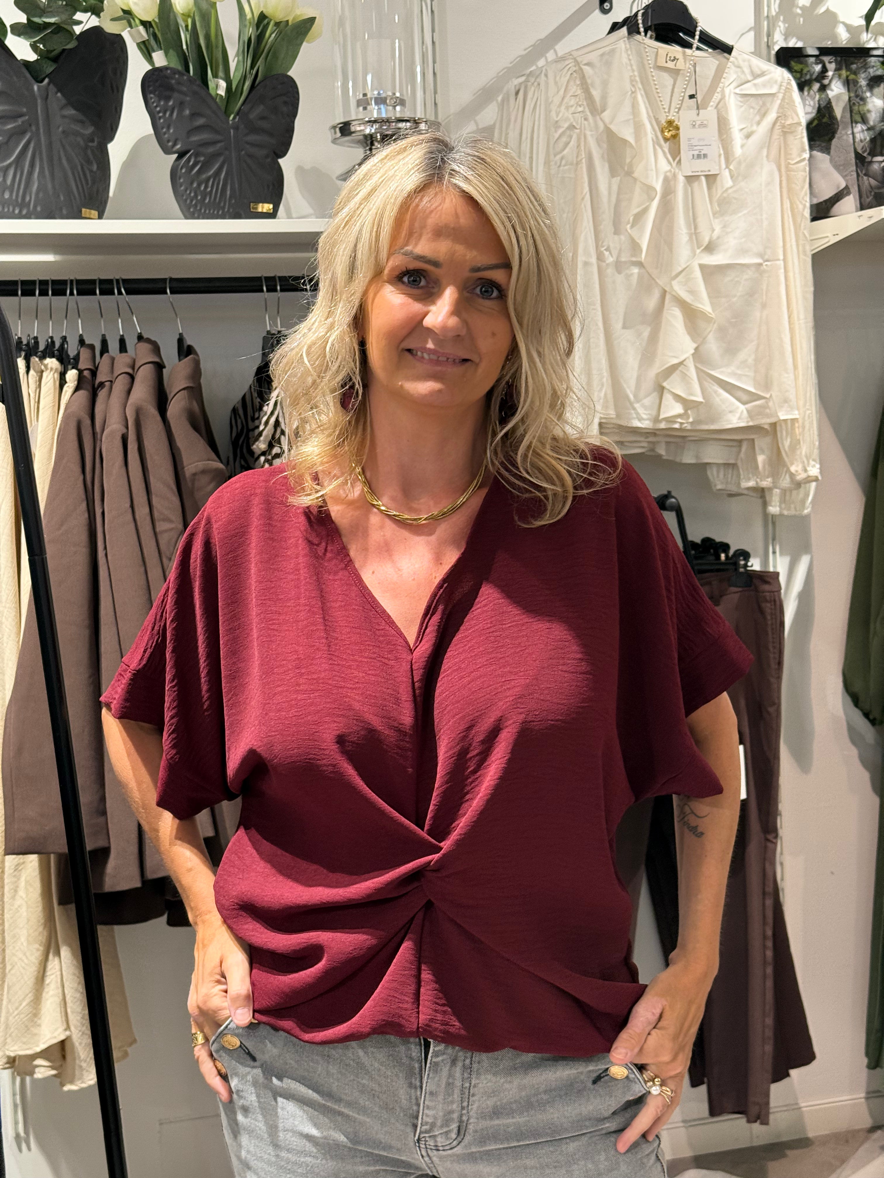 Topp med knytdetalj- vinröd