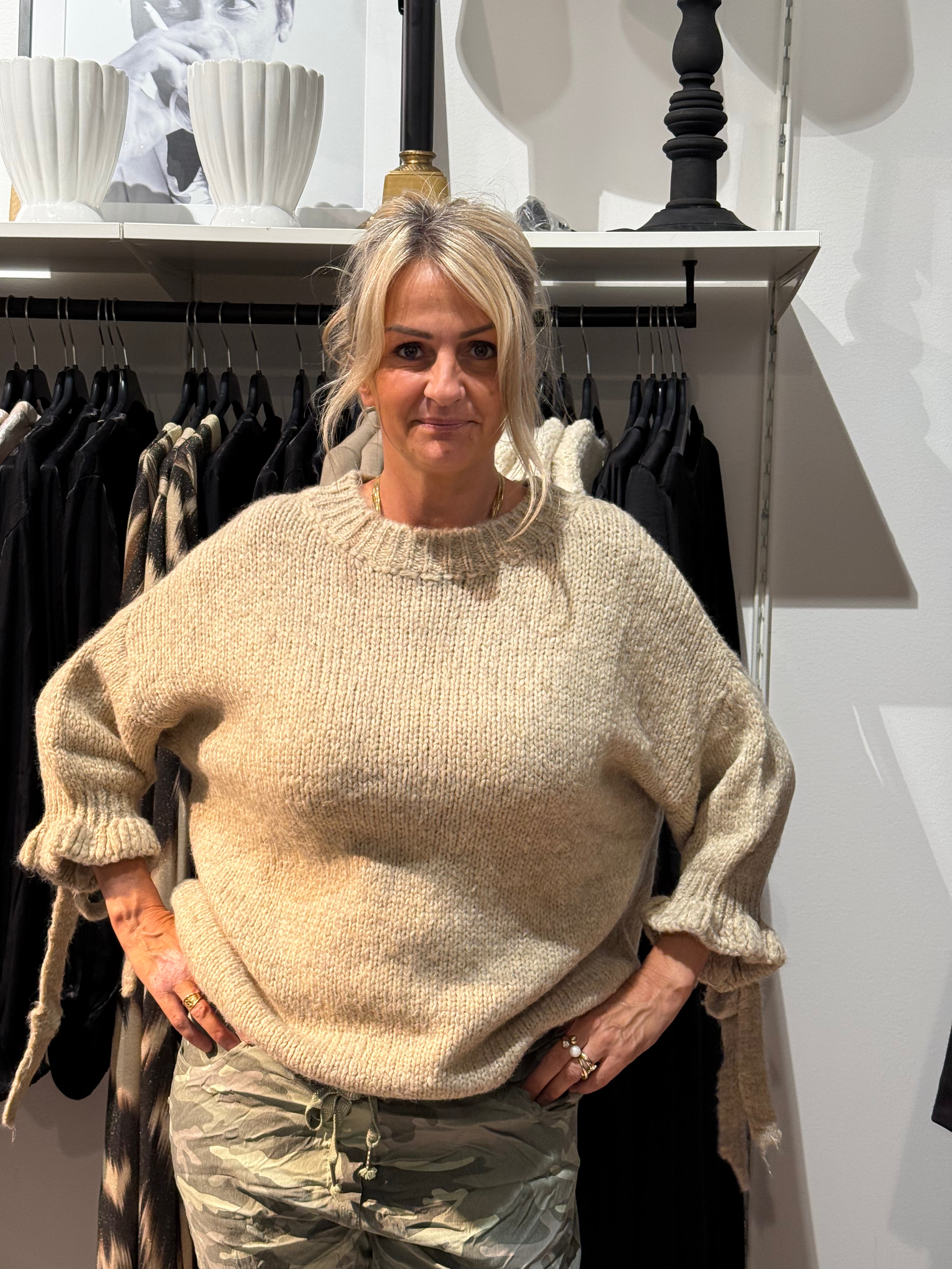 Stickad tröja med rosett beige