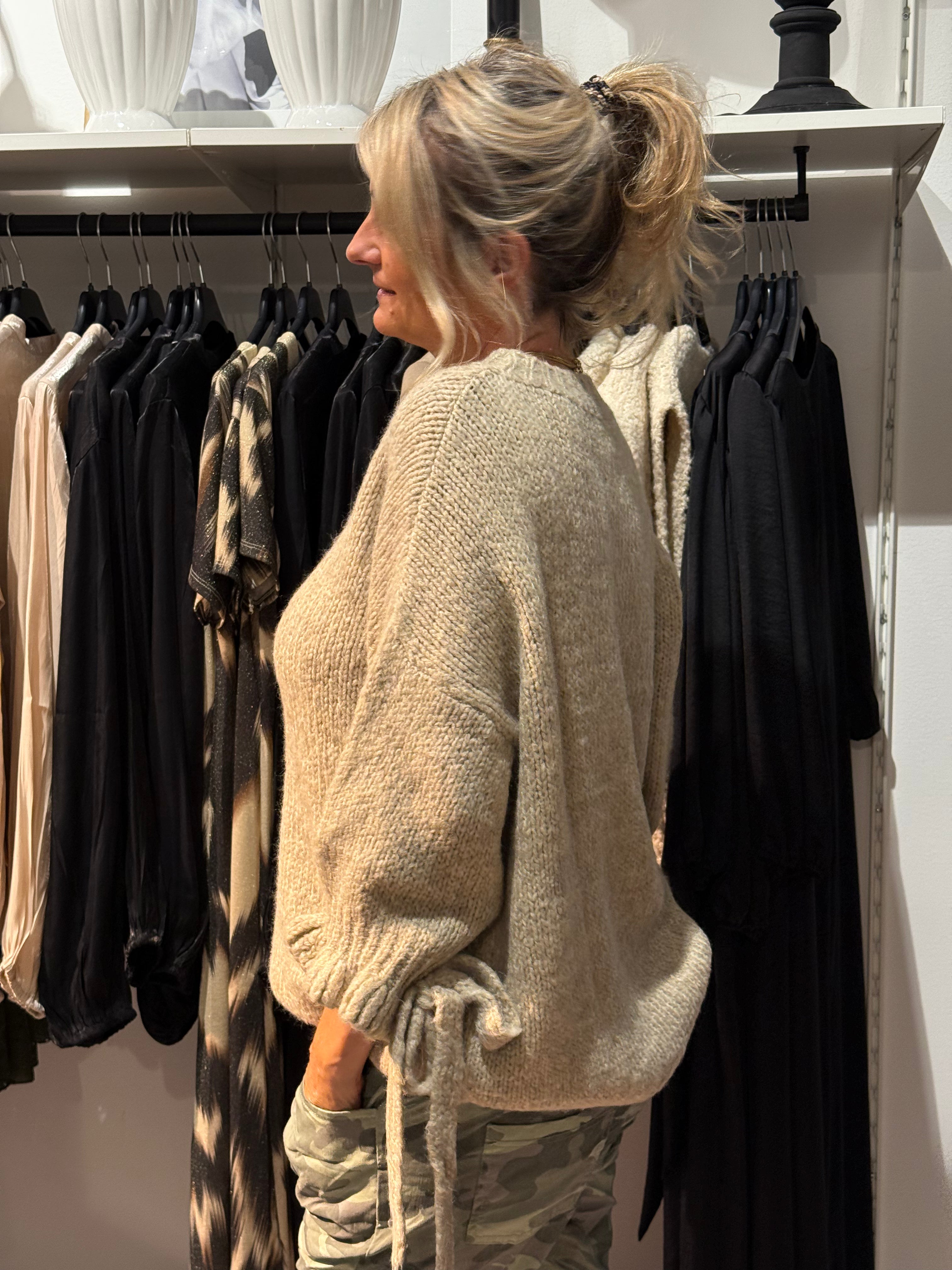 Stickad tröja med rosett beige