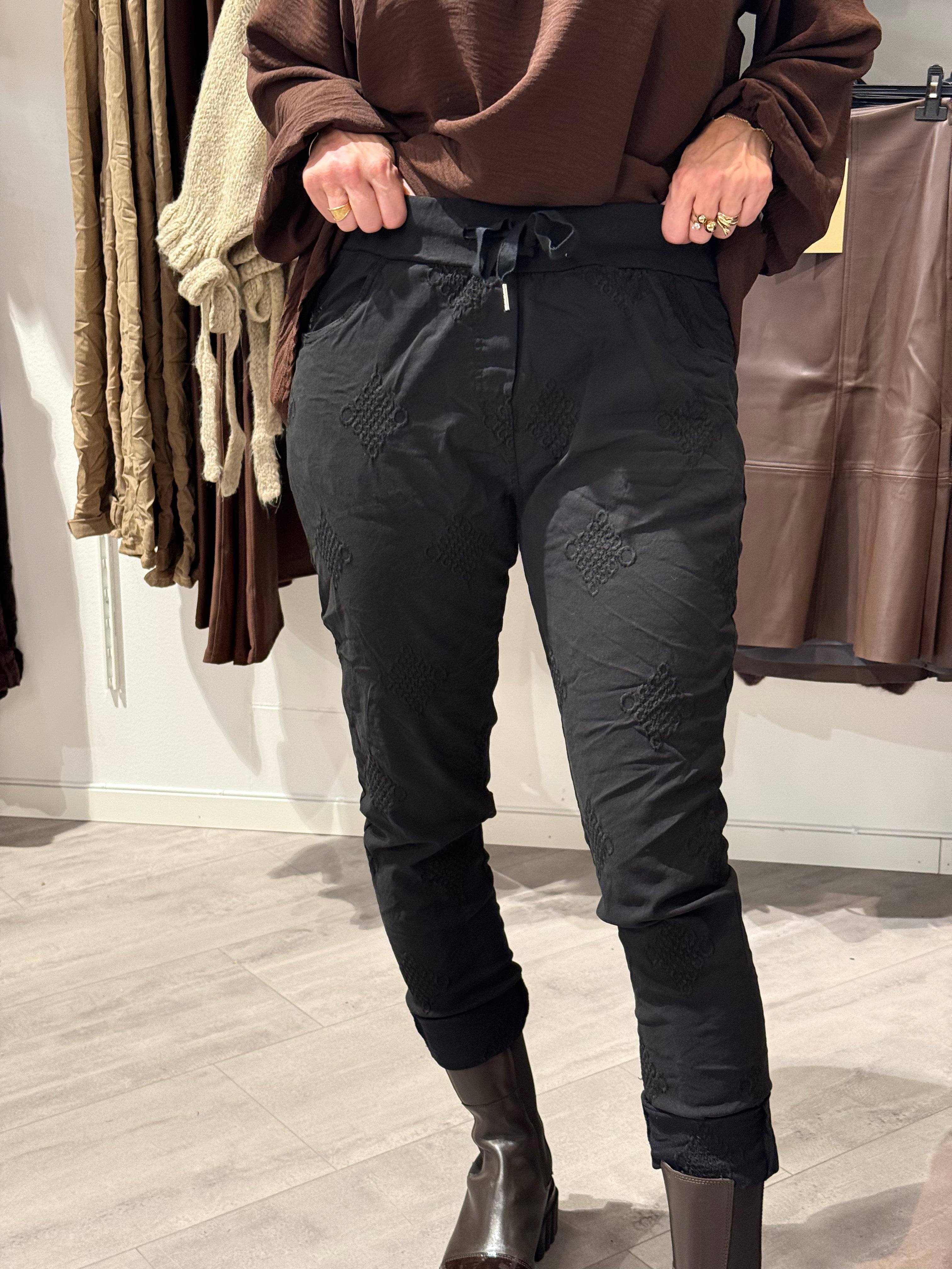 MIRACLE PANTS - EMBROIDERY BLACK