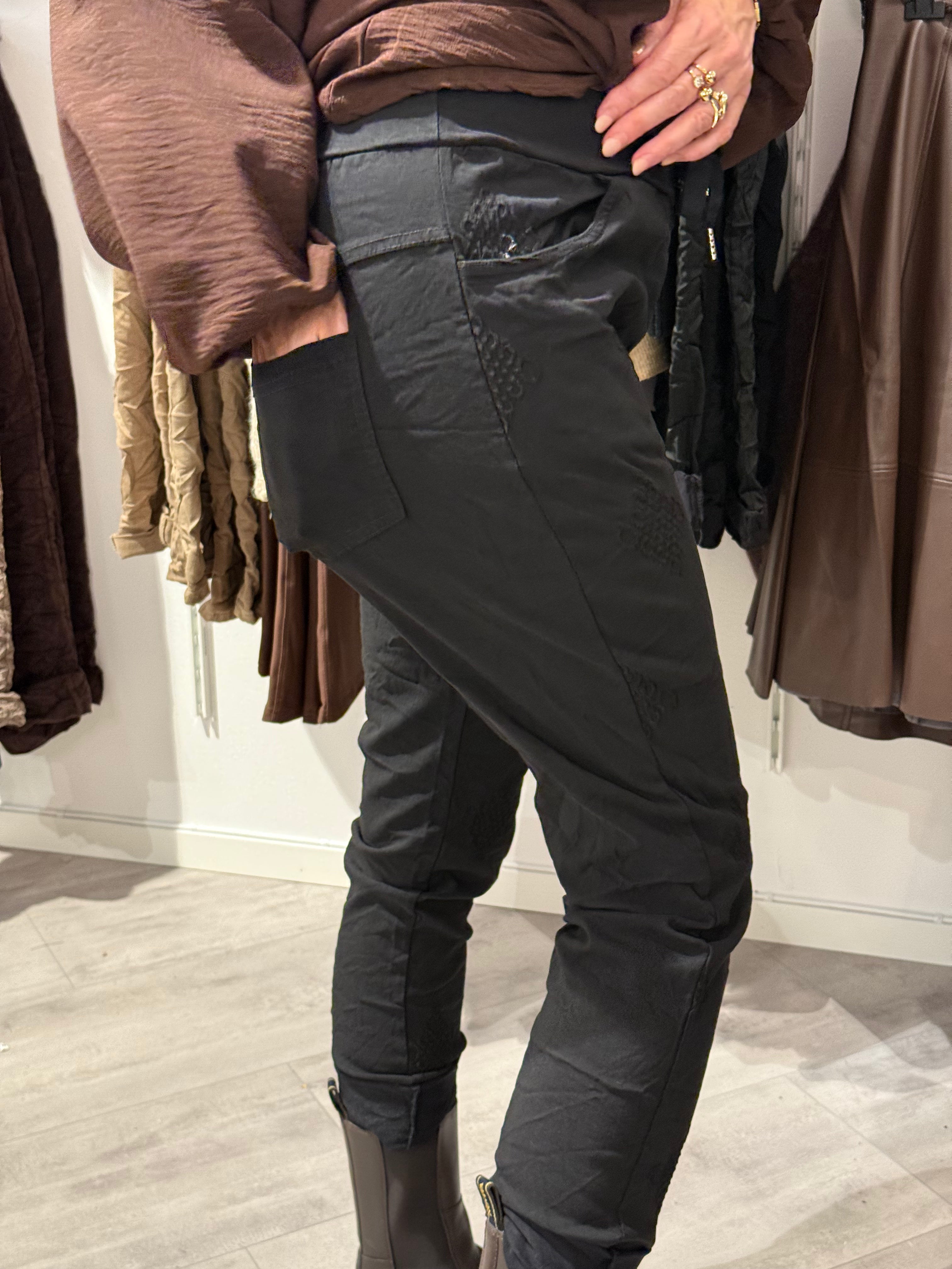 MIRACLE PANTS - EMBROIDERY BLACK