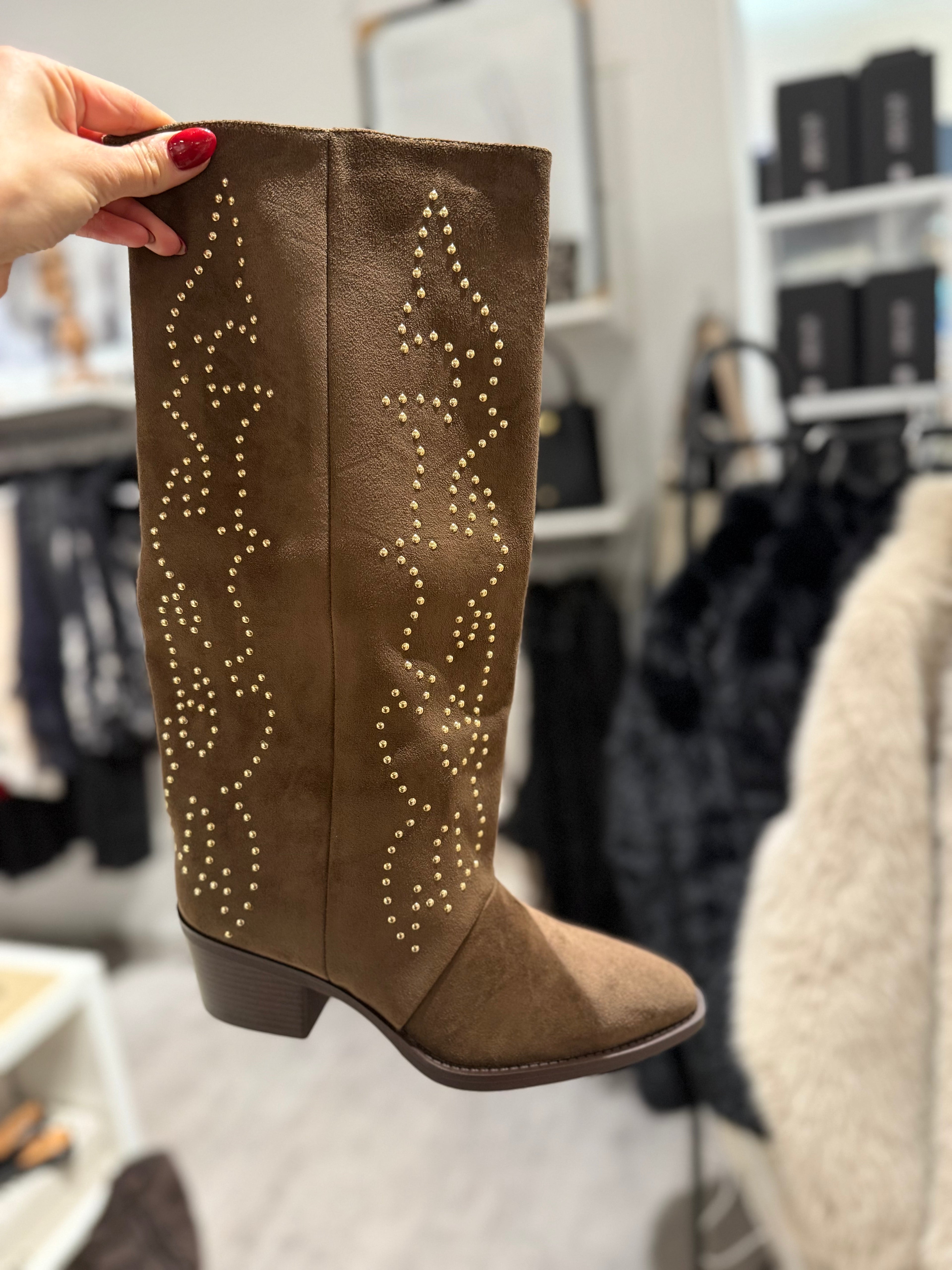 Stövlar med guld detaljer