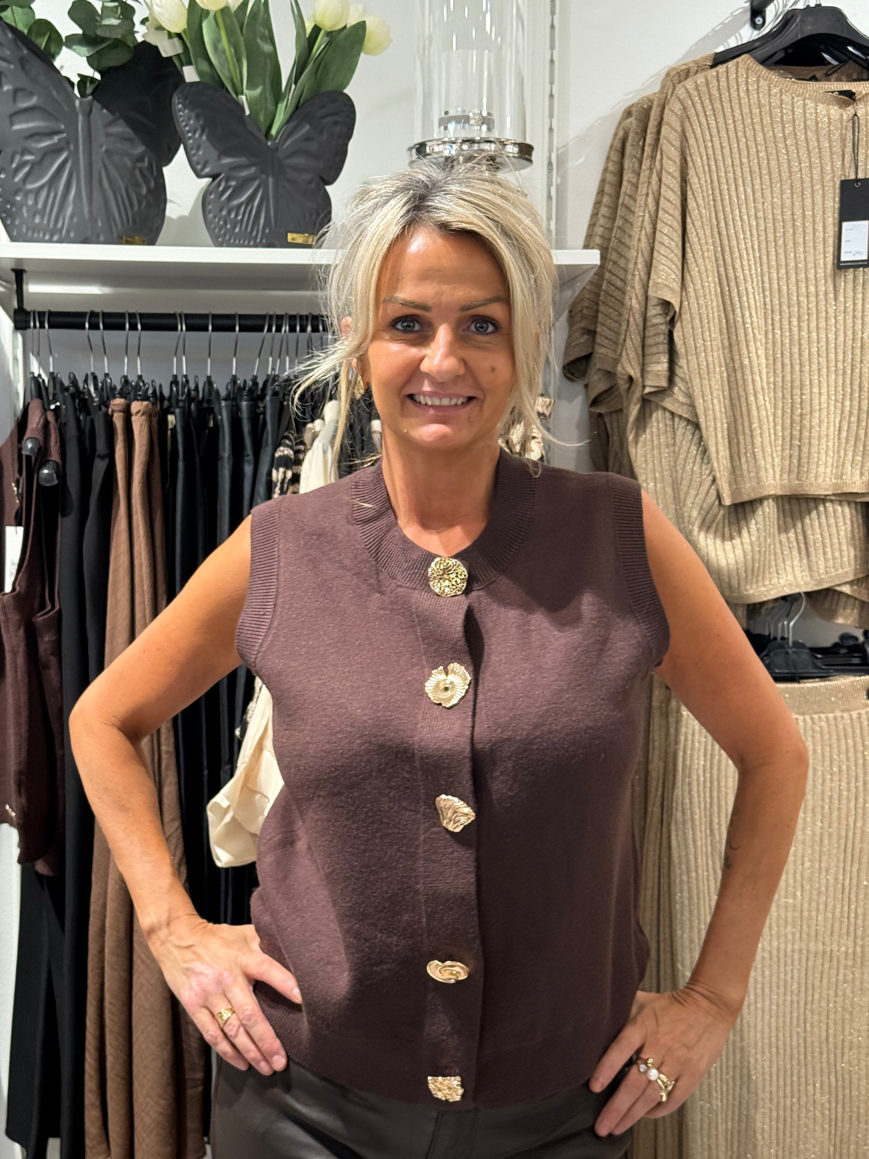Väst med guldknappar brun