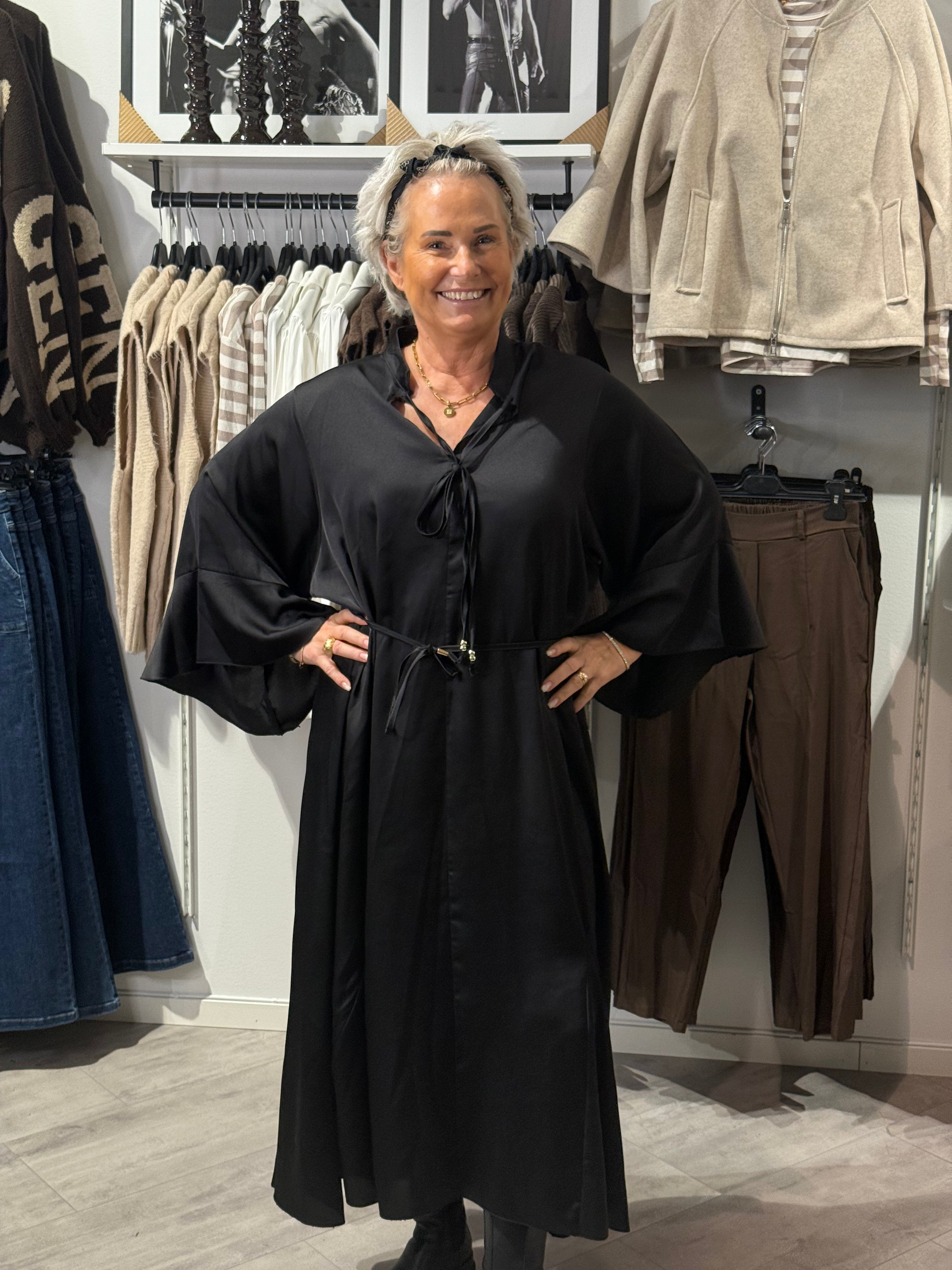 Satin klänning Camilla svart