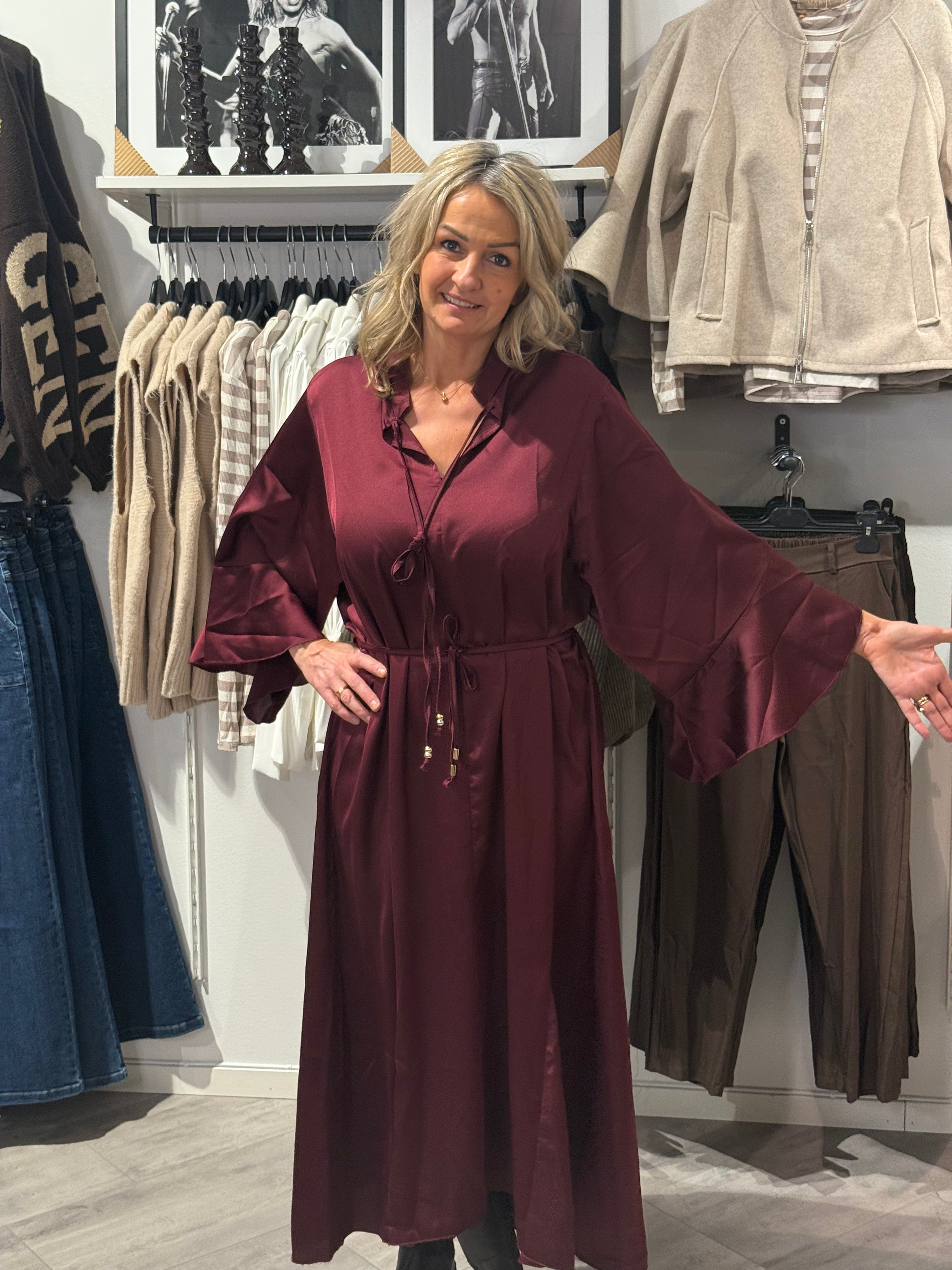 Satin klänning Camilla vinröd