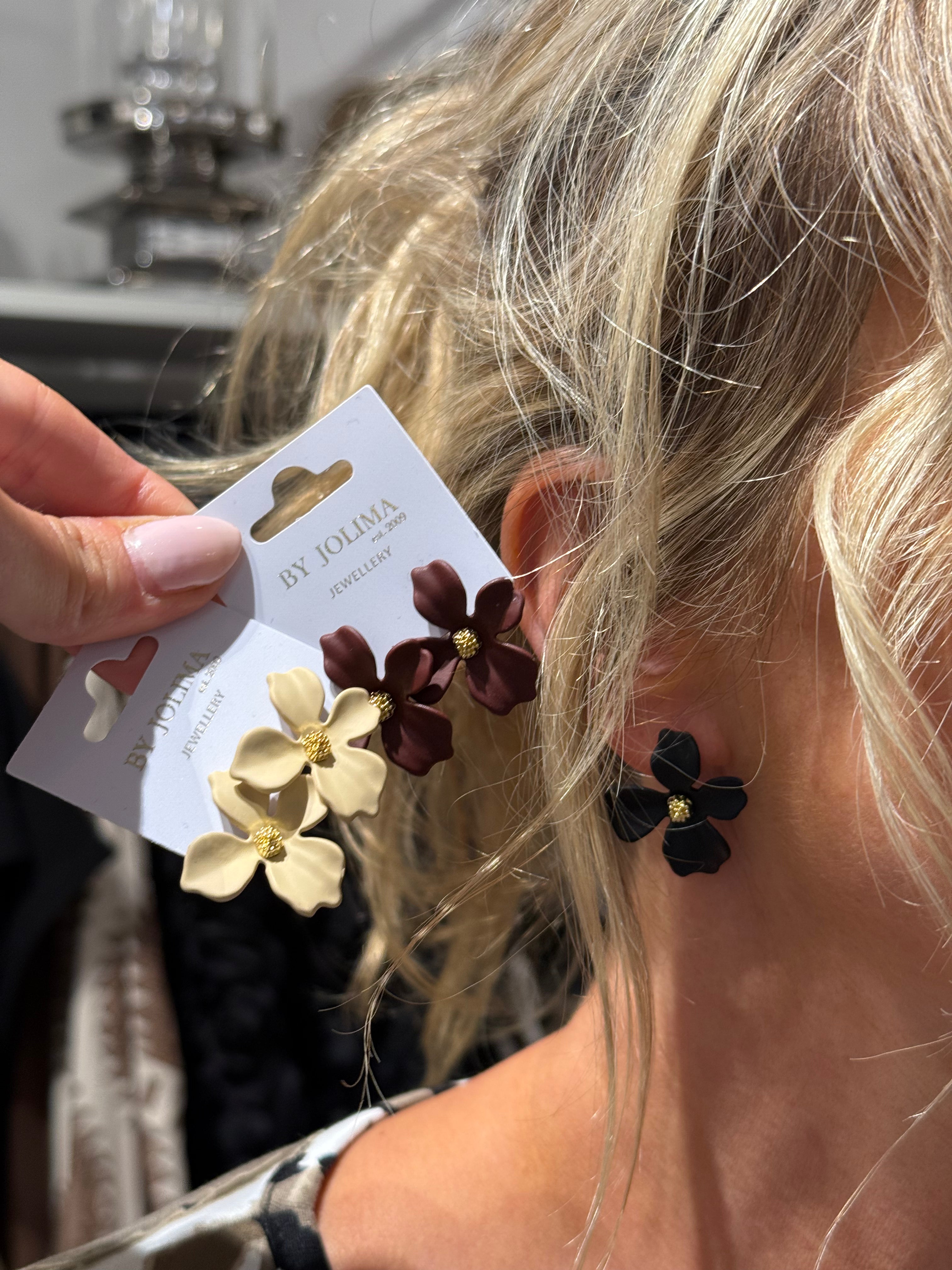 Lilly flower earring, black