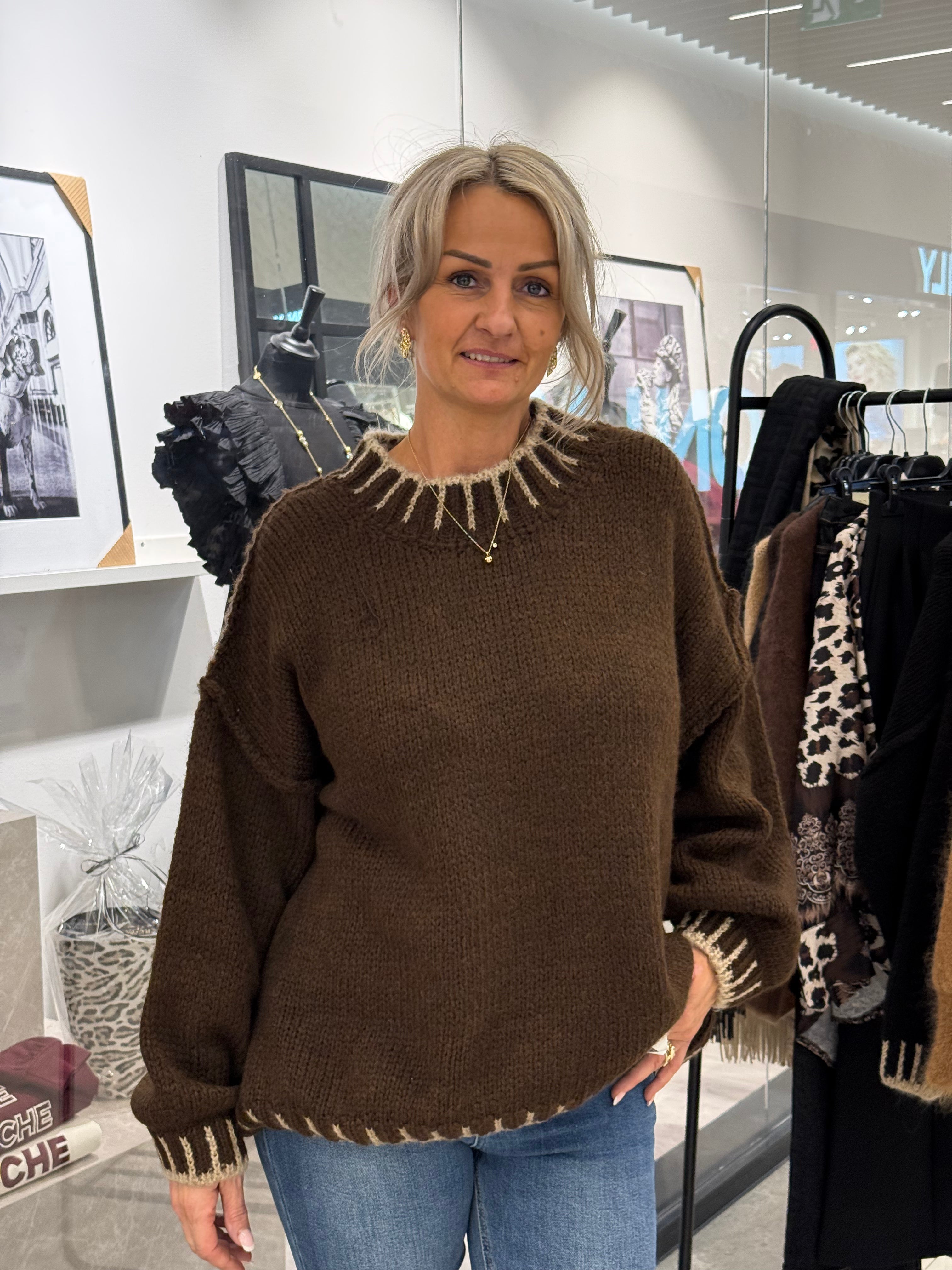 Wilma- stickad tröja med detalj brun