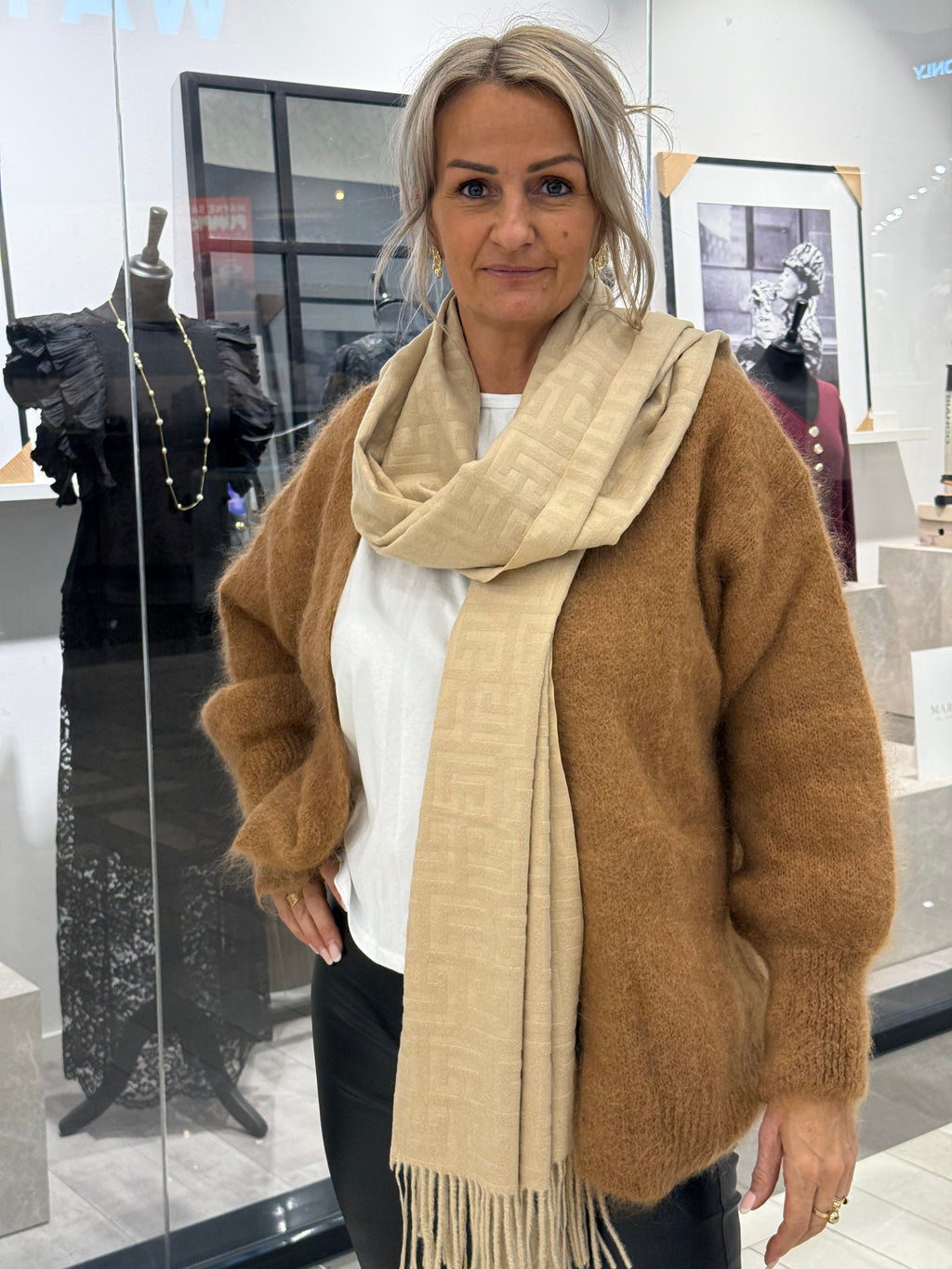Mönstrad sjal med fransar beige