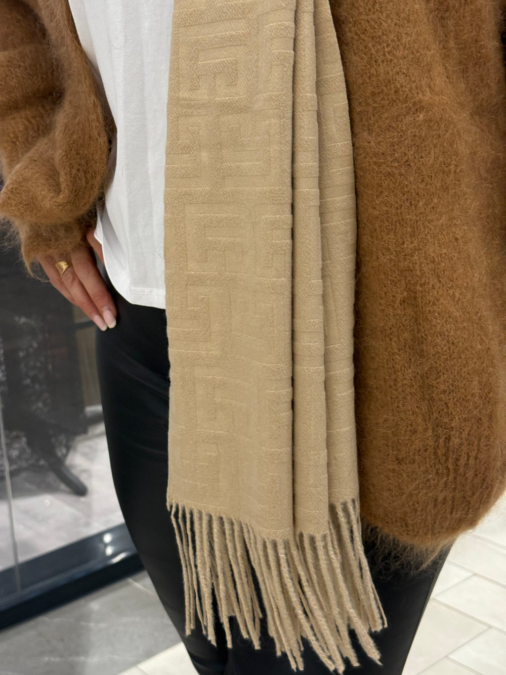 Mönstrad sjal med fransar beige