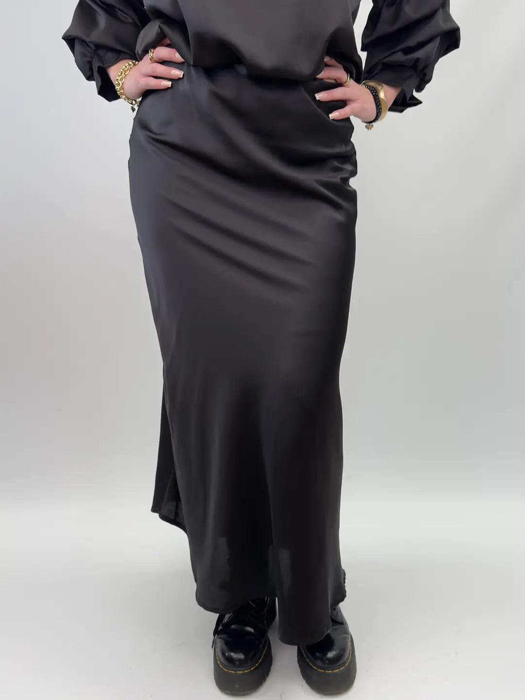 Shiny maxi skirt, black.