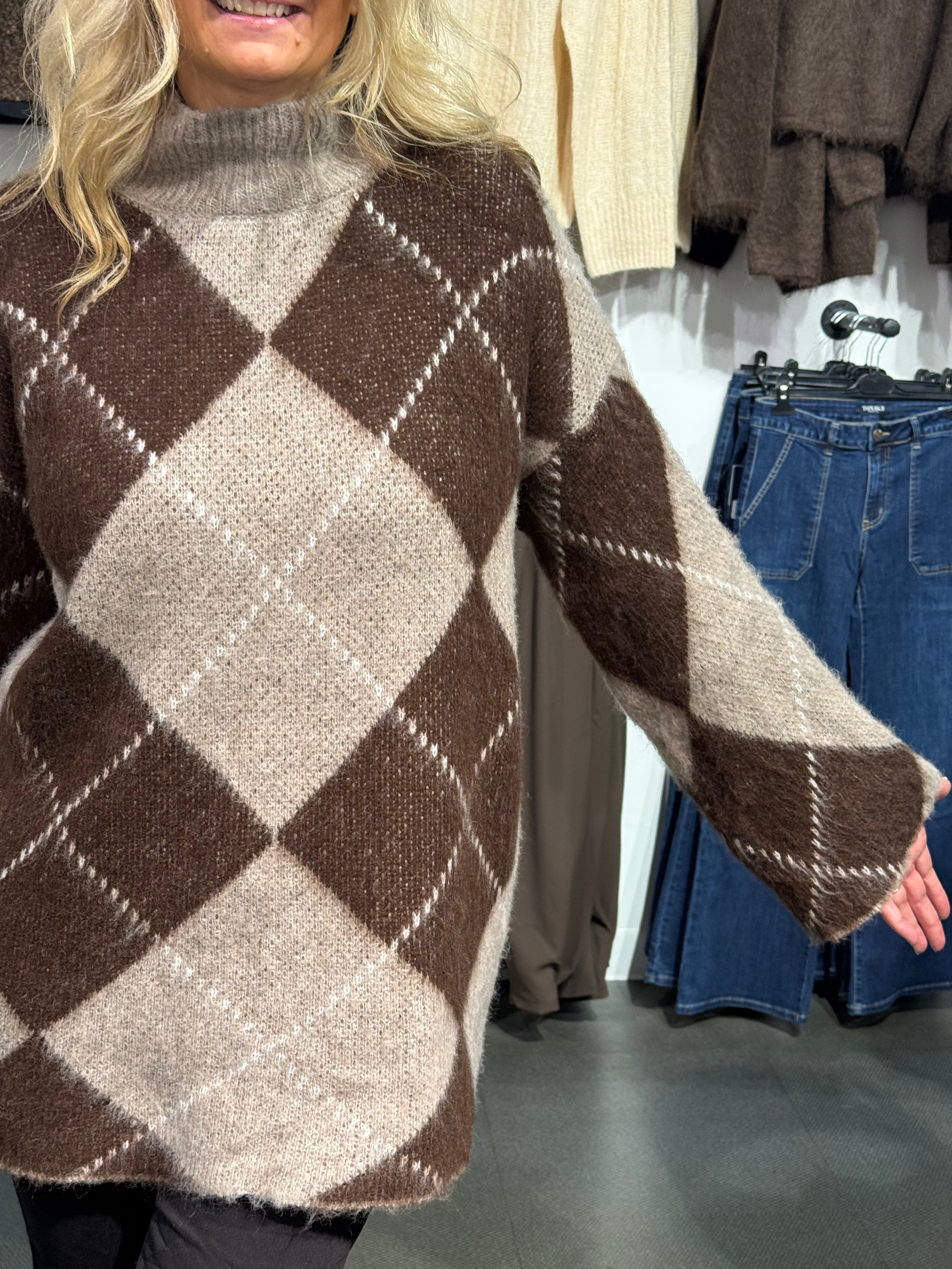 LONG KNITTED SWEATER - Brown/beige