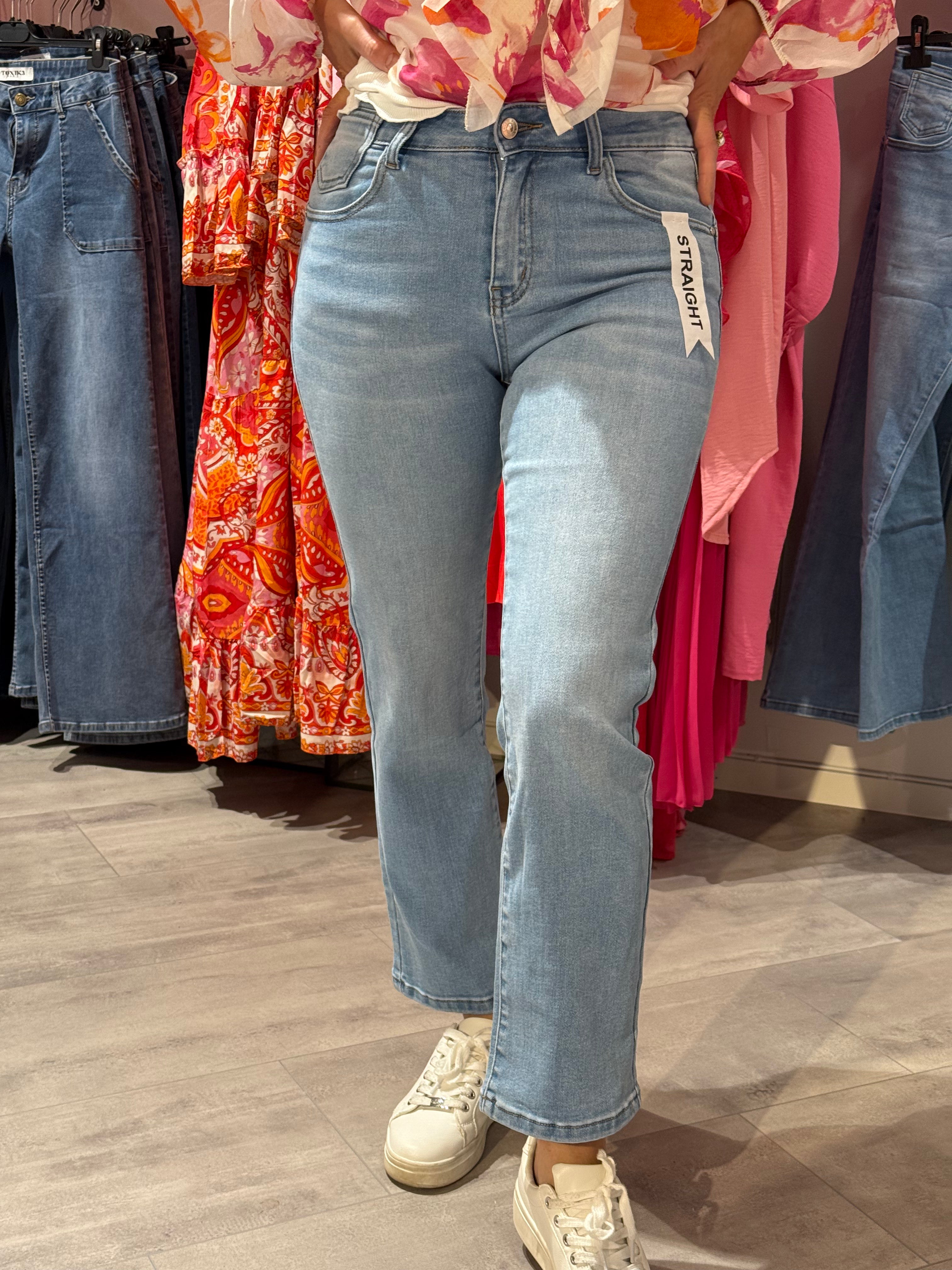 Light blue straight-leg push-up jeans