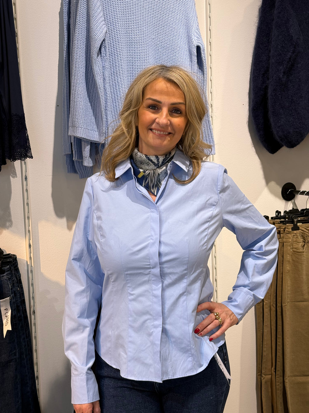 SC-NETTI 6 SKJORTA LJUSBLÅ